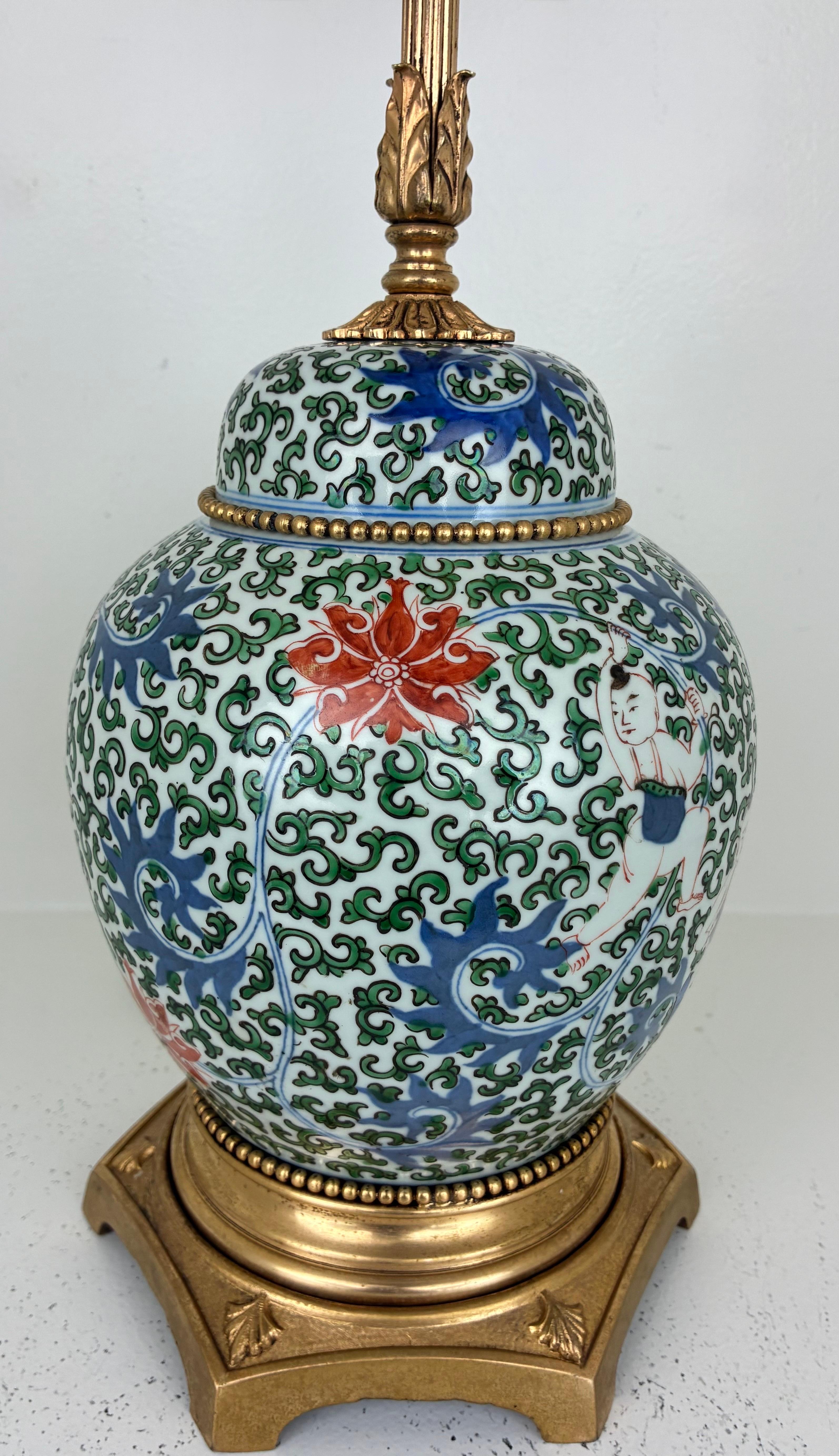 Lampe ancienne en porcelaine chinoise peinte à la main avec montures en métal doré Bon état - En vente à Pittsburgh, PA