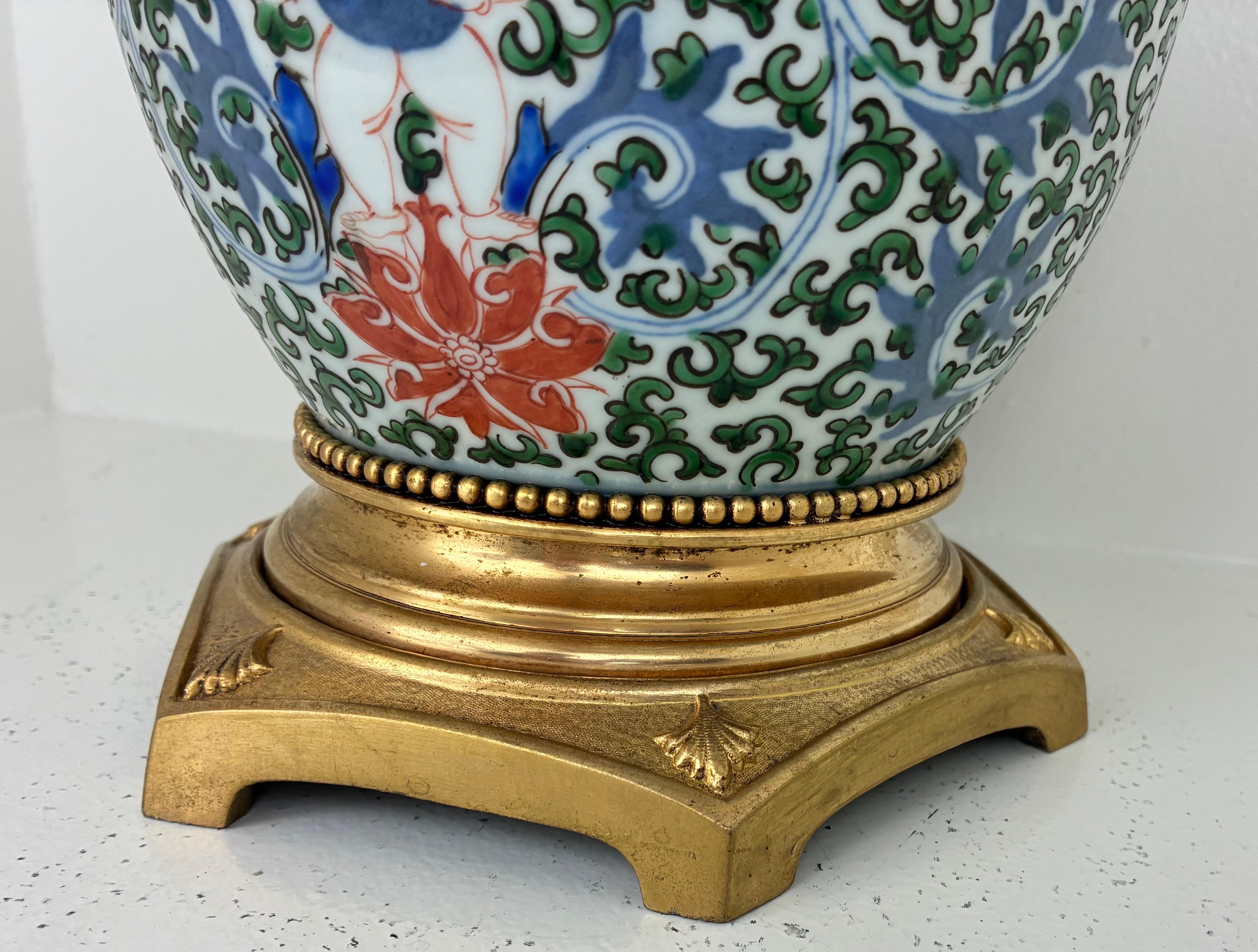 XIXe siècle Lampe ancienne en porcelaine chinoise peinte à la main avec montures en métal doré en vente