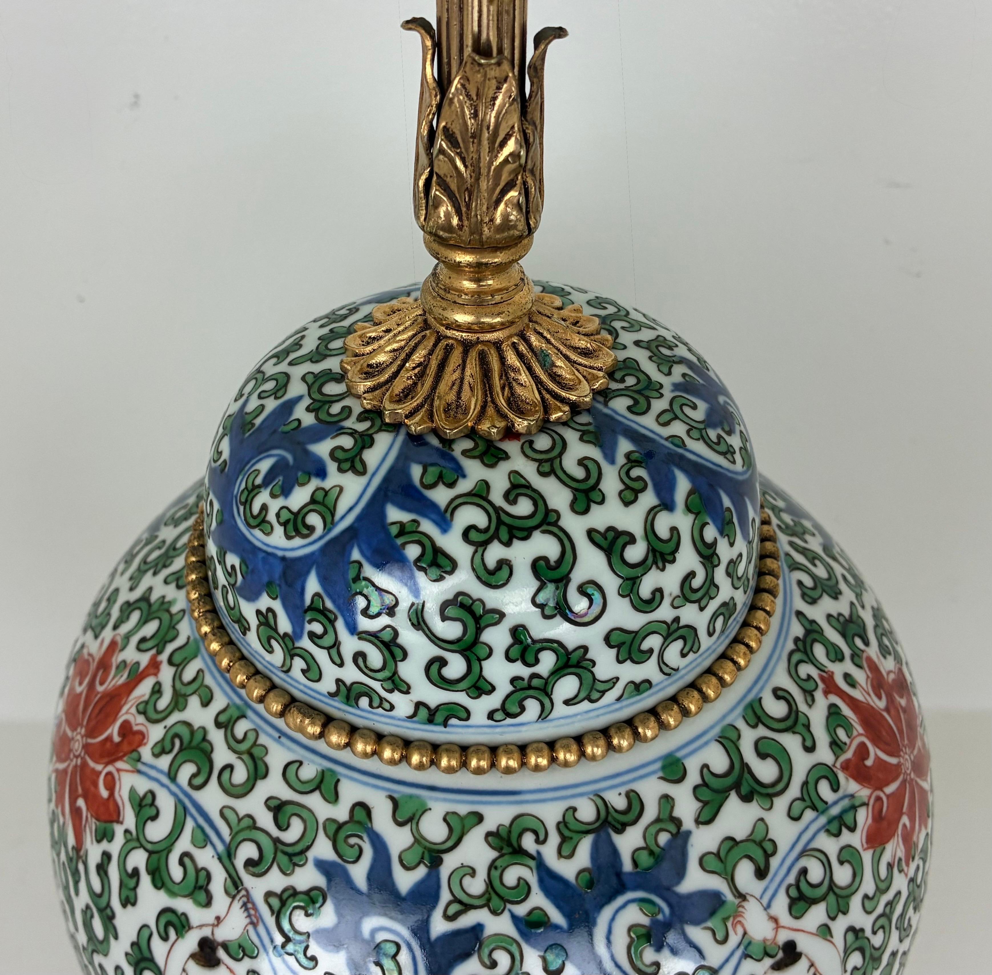 Porcelaine Lampe ancienne en porcelaine chinoise peinte à la main avec montures en métal doré en vente