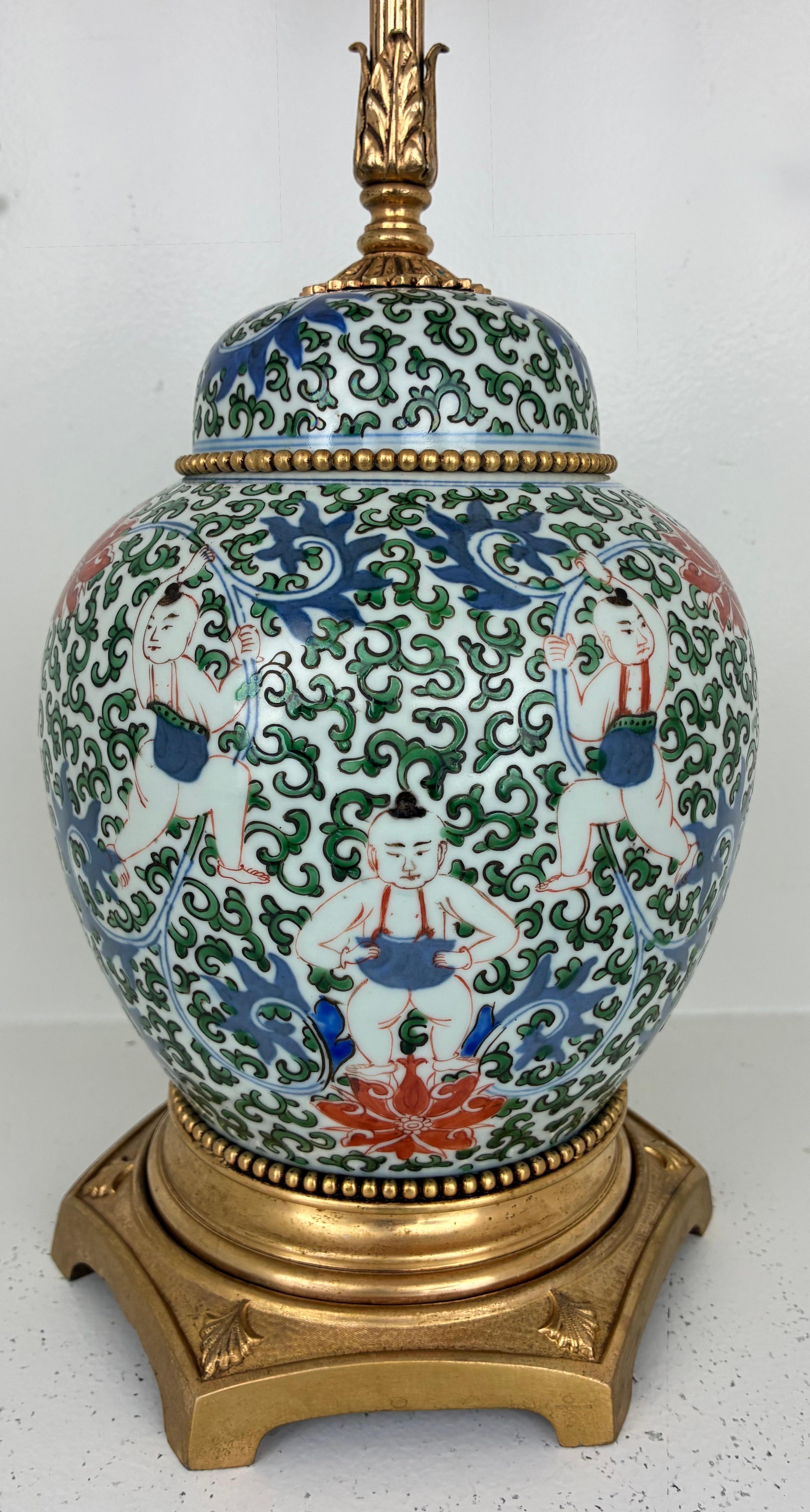 Lampe ancienne en porcelaine chinoise peinte à la main avec montures en métal doré en vente 1