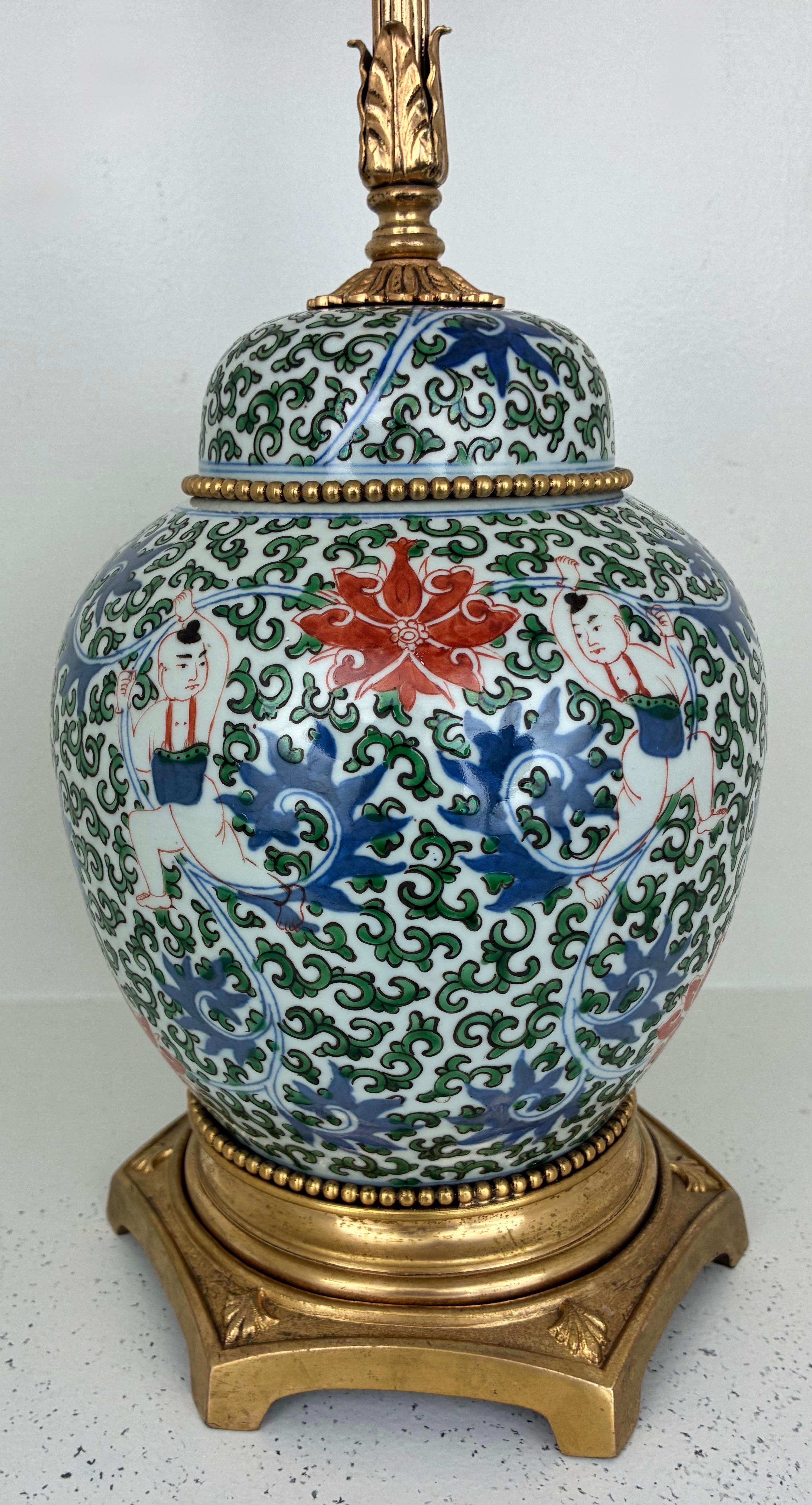 Lampe ancienne en porcelaine chinoise peinte à la main avec montures en métal doré en vente 2