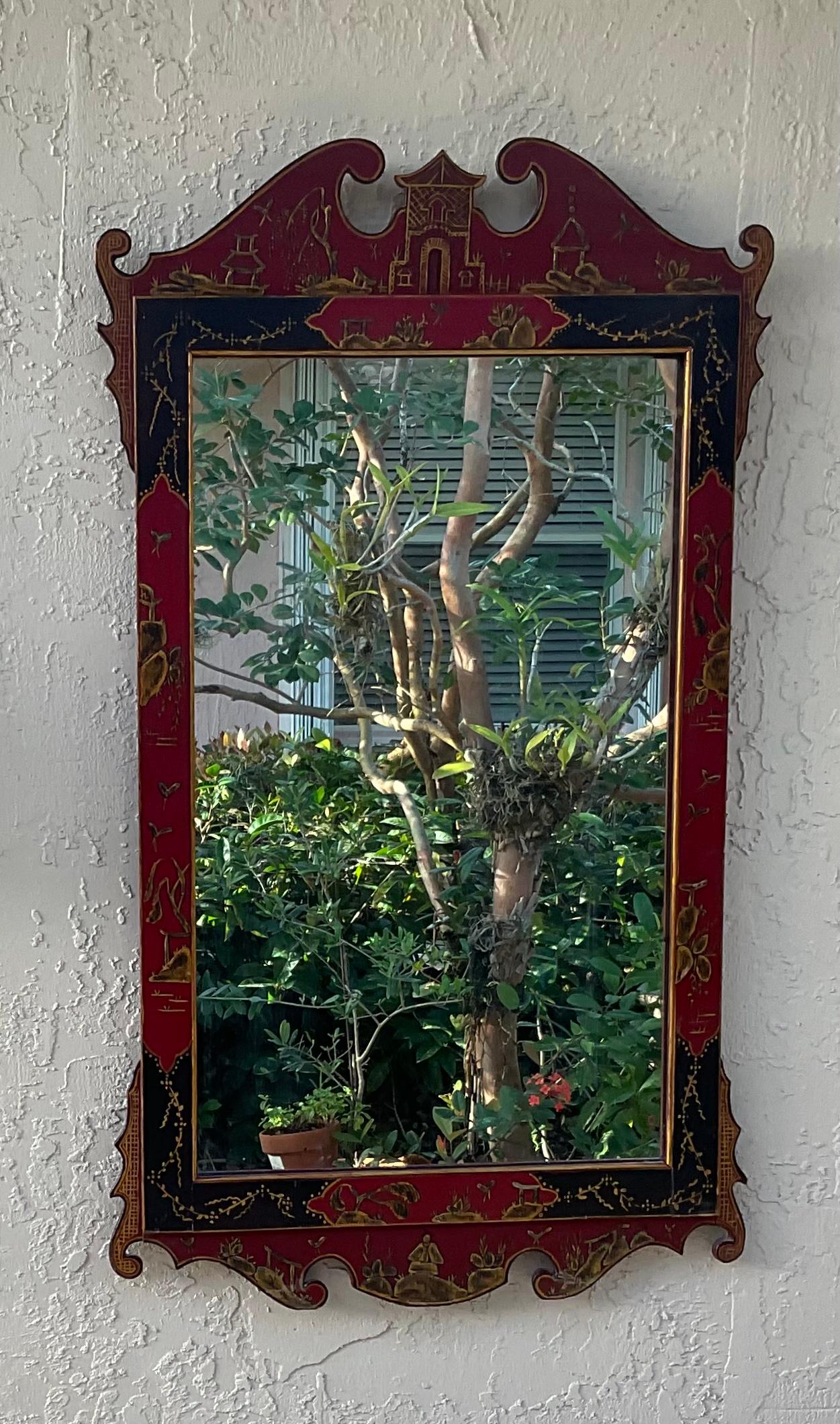 Schöne chinesische Spiegel in geschnitztem Holz, vergoldet mit lackiertem Finish Gartenmotiv Dekorationen. In tollem Vintage-Zustand mit Alterserscheinungen.
Original-Glas ist in angemessenem Zustand aufgrund von Gebrauch und Alter, hat einige