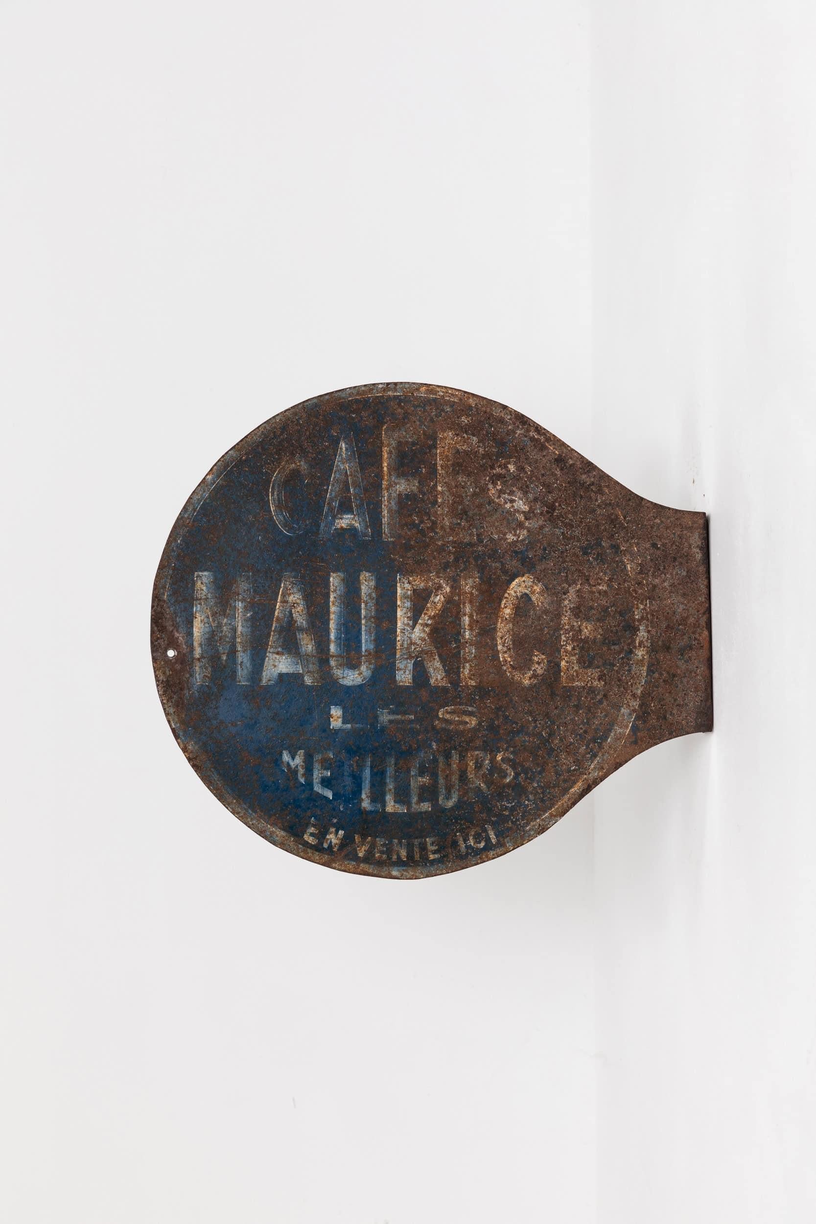 Ein handgemaltes französisches Handelsschild aus der Mitte des 20. Jahrhunderts, ca. 1940

Doppelseitiges französisches Firmenschild für das noch heute existierende Unternehmen CAFES MAURICE. Wunderschöne Patinierung und Farbtiefe, die sich durch