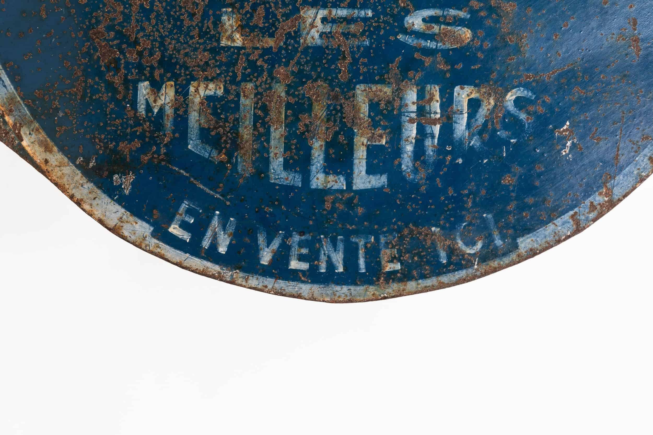 Antikes handbemaltes doppelseitiges französisches Cafe-Wandschild. ca. 1920 (Metall) im Angebot