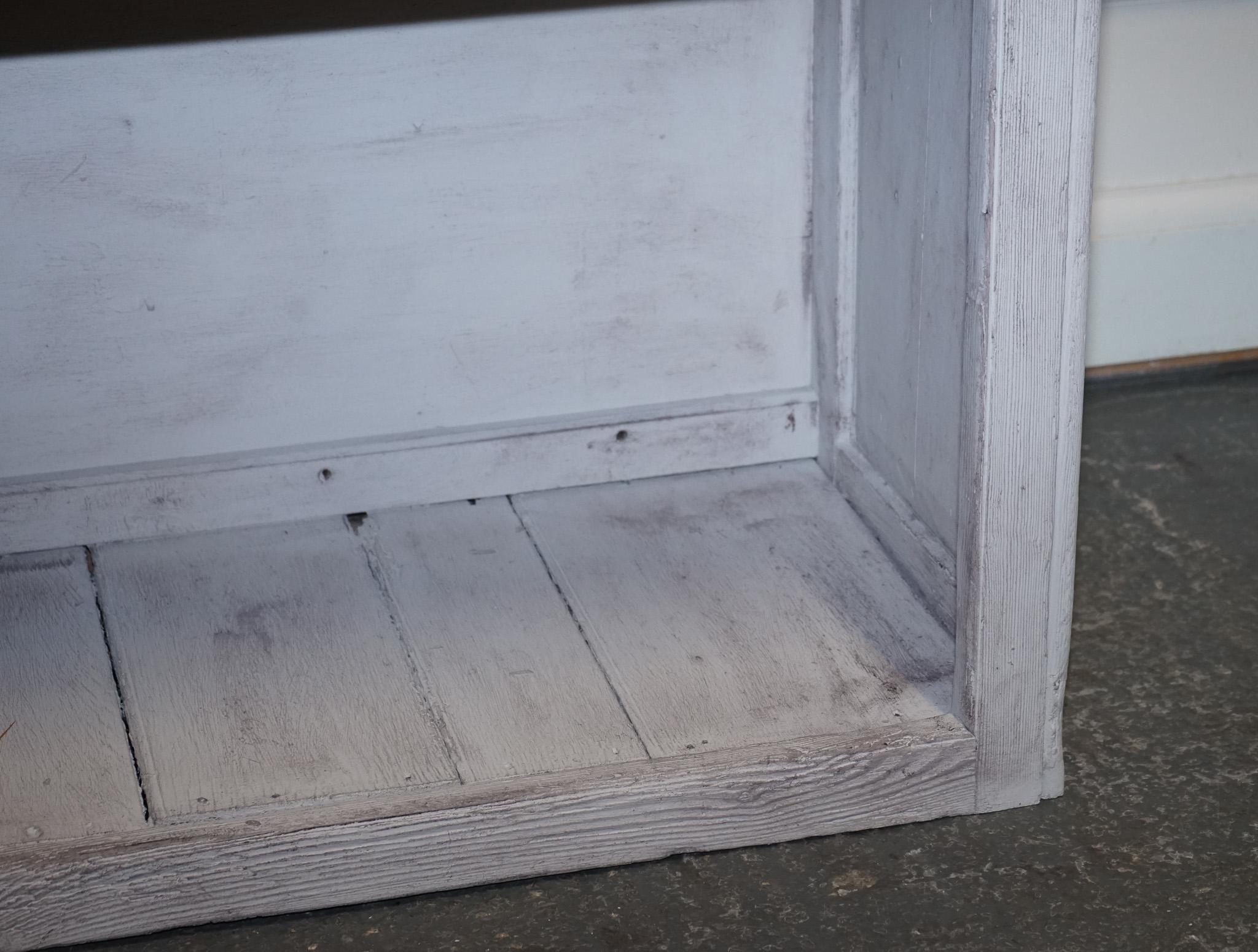 ÉTAT DE FARMHOUSE ENGLISH PINE PAINTE À LA MAIN ANTIQUE AVEC Trois BIENURES DRAWERS en vente 3