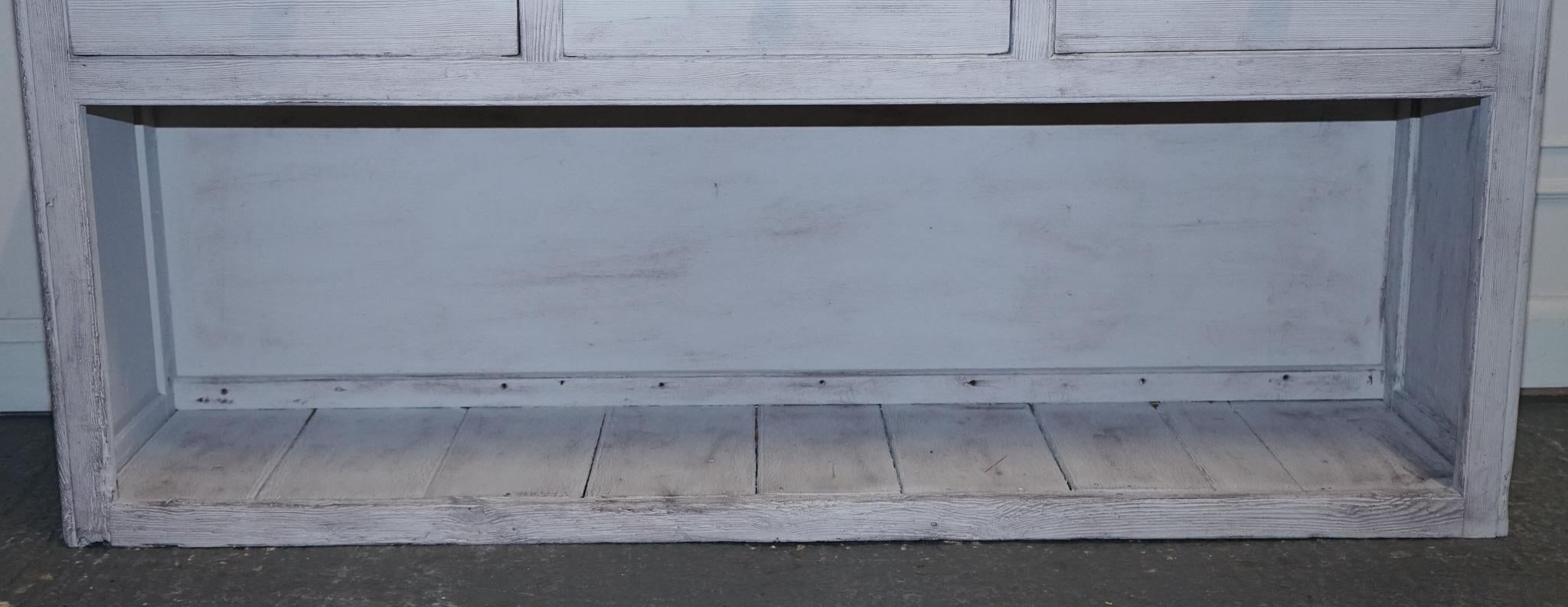 ÉTAT DE FARMHOUSE ENGLISH PINE PAINTE À LA MAIN ANTIQUE AVEC Trois BIENURES DRAWERS en vente 4