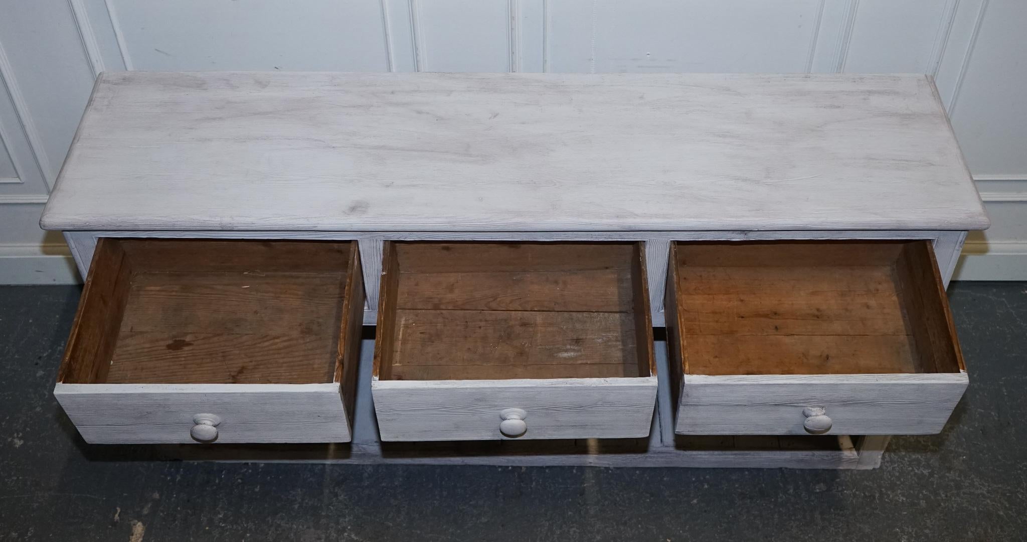 ÉTAT DE FARMHOUSE ENGLISH PINE PAINTE À LA MAIN ANTIQUE AVEC Trois BIENURES DRAWERS en vente 5