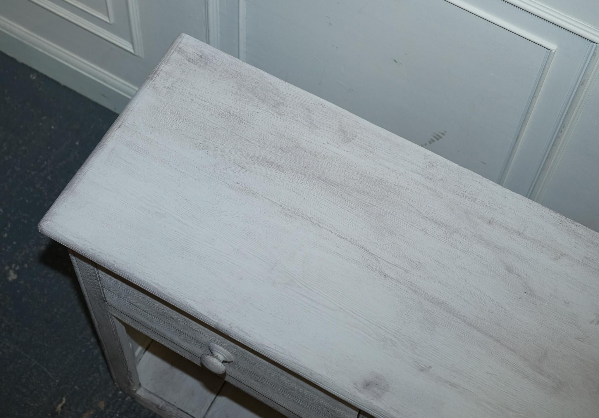 ÉTAT DE FARMHOUSE ENGLISH PINE PAINTE À LA MAIN ANTIQUE AVEC Trois BIENURES DRAWERS en vente 6