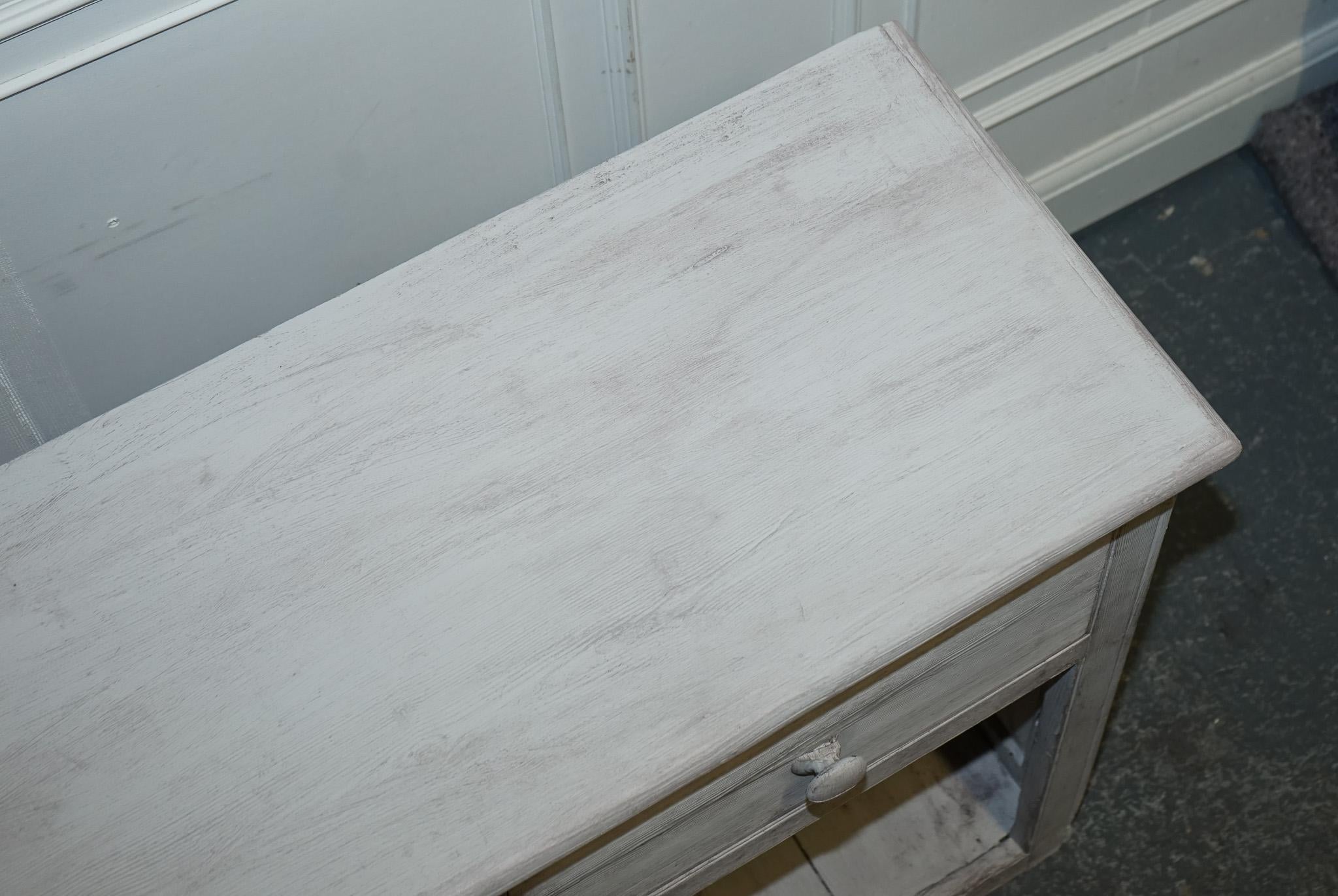 ÉTAT DE FARMHOUSE ENGLISH PINE PAINTE À LA MAIN ANTIQUE AVEC Trois BIENURES DRAWERS en vente 7