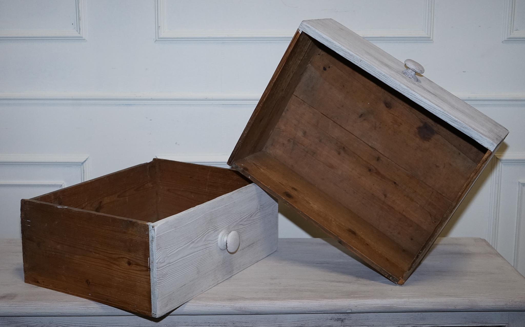 ÉTAT DE FARMHOUSE ENGLISH PINE PAINTE À LA MAIN ANTIQUE AVEC Trois BIENURES DRAWERS en vente 8