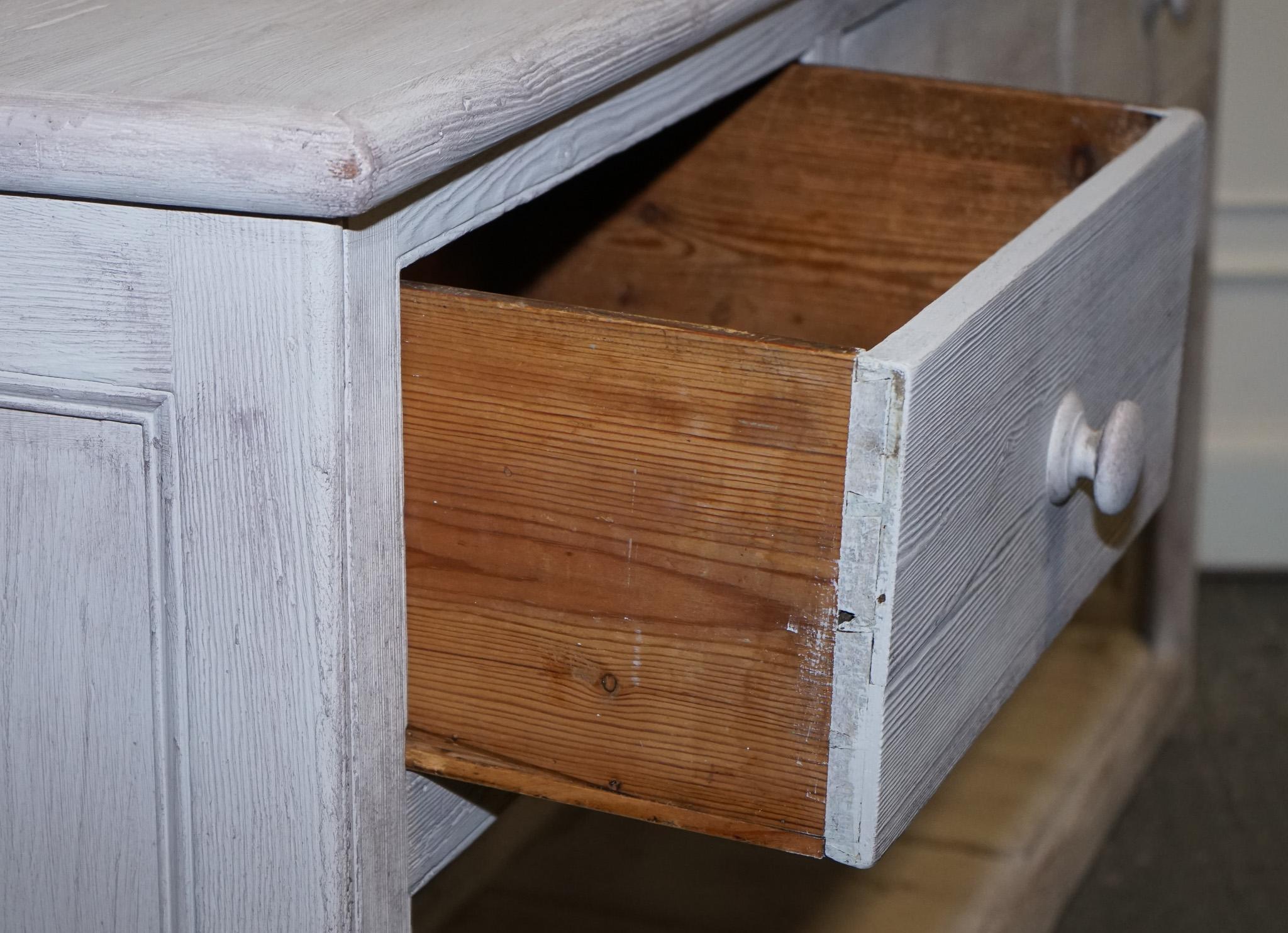 ÉTAT DE FARMHOUSE ENGLISH PINE PAINTE À LA MAIN ANTIQUE AVEC Trois BIENURES DRAWERS en vente 9