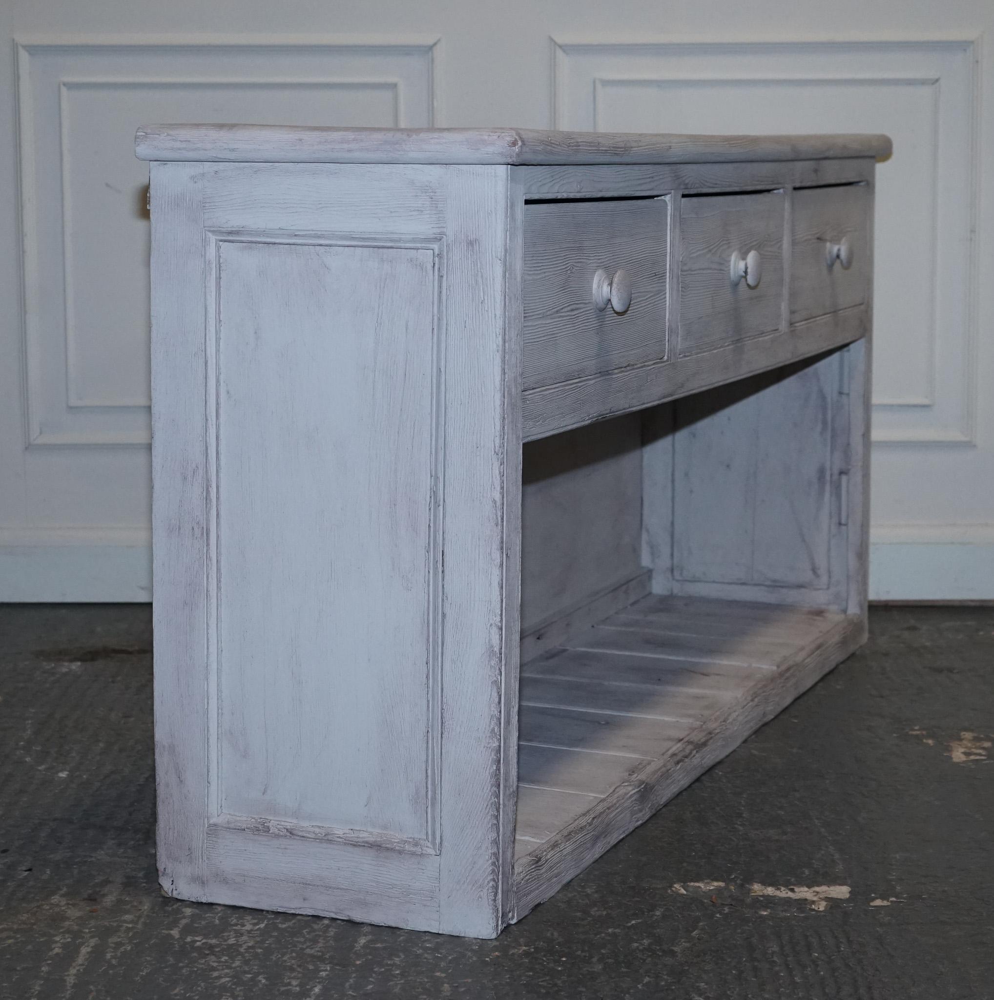 ÉTAT DE FARMHOUSE ENGLISH PINE PAINTE À LA MAIN ANTIQUE AVEC Trois BIENURES DRAWERS en vente 10