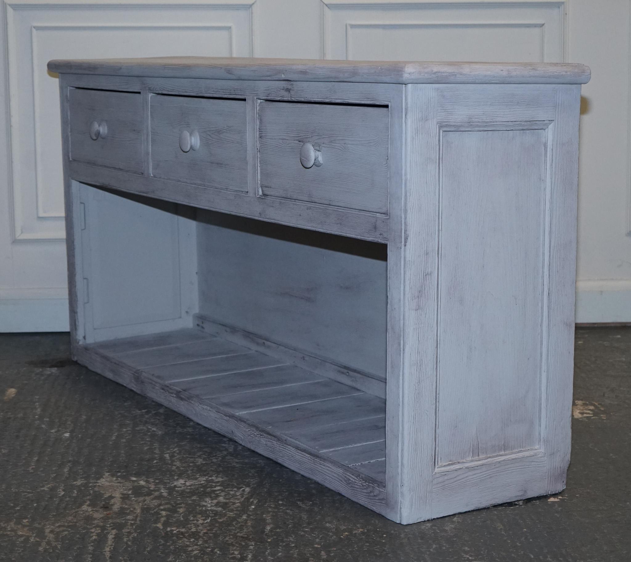 ÉTAT DE FARMHOUSE ENGLISH PINE PAINTE À LA MAIN ANTIQUE AVEC Trois BIENURES DRAWERS en vente 11