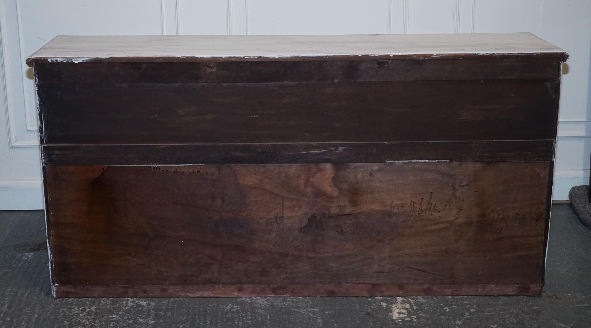ÉTAT DE FARMHOUSE ENGLISH PINE PAINTE À LA MAIN ANTIQUE AVEC Trois BIENURES DRAWERS en vente 12