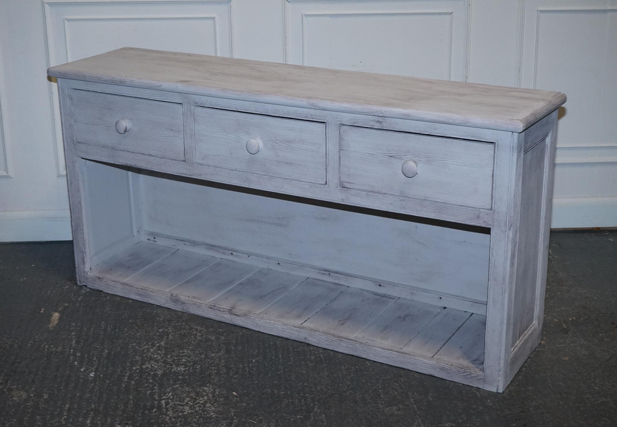 
Nous sommes ravis d'offrir à la vente ce buffet de ferme ancien en pin anglais peint à la main.

 C'est un ajout charmant à tout intérieur rustique ou à thème campagnard. Fabriqué en pin robuste, ce buffet met en valeur le riche héritage des
