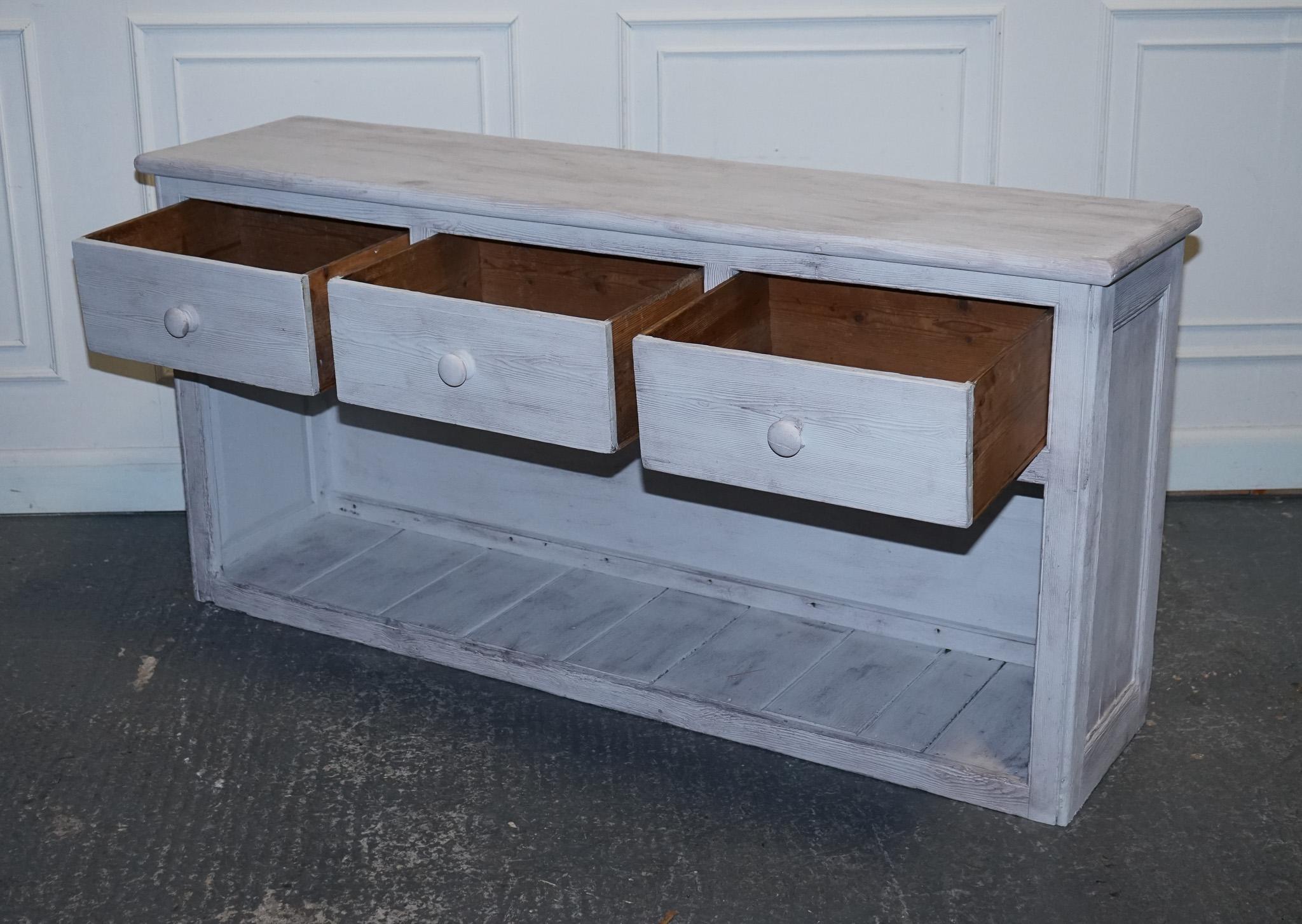 Britannique ÉTAT DE FARMHOUSE ENGLISH PINE PAINTE À LA MAIN ANTIQUE AVEC Trois BIENURES DRAWERS en vente