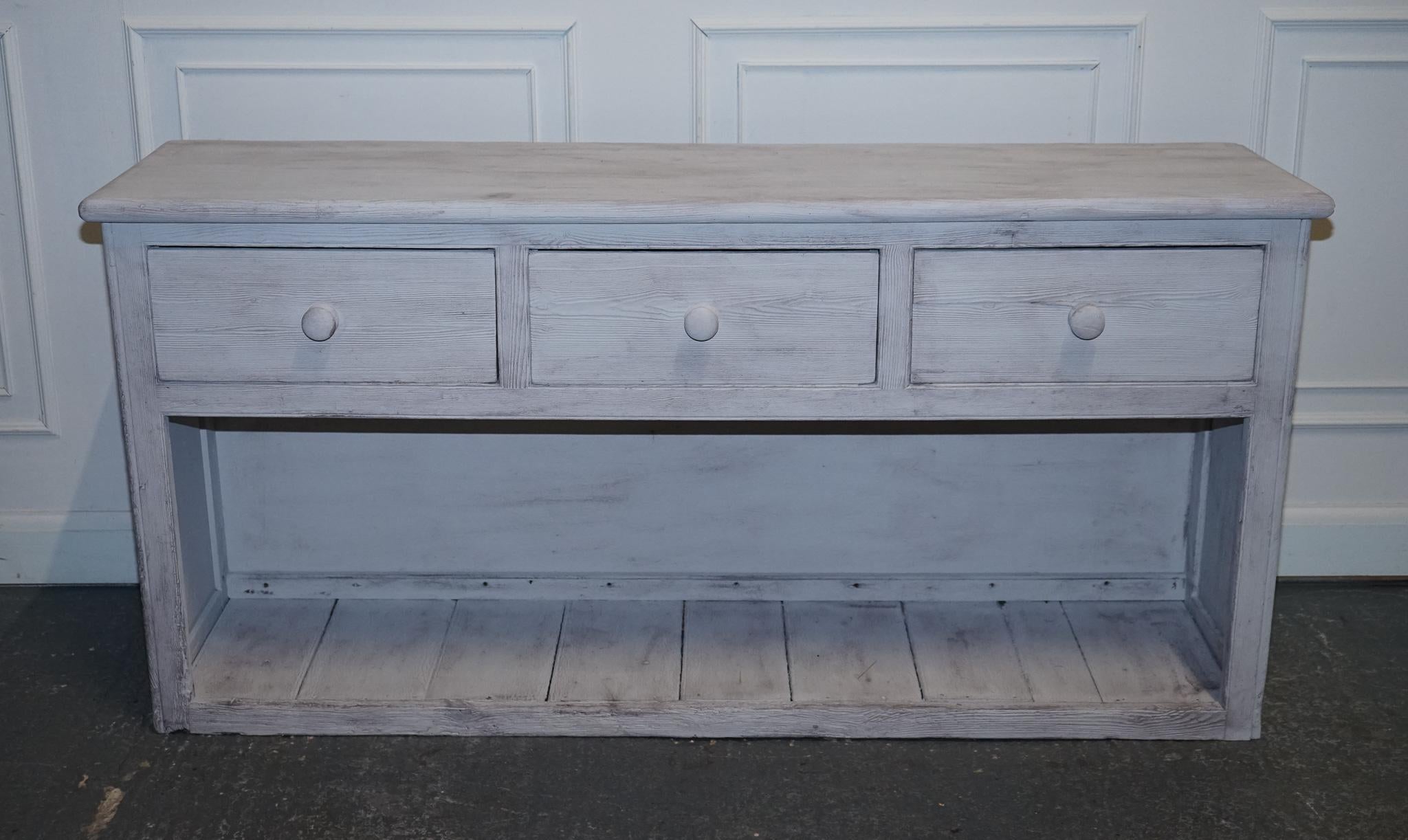 Fait main ÉTAT DE FARMHOUSE ENGLISH PINE PAINTE À LA MAIN ANTIQUE AVEC Trois BIENURES DRAWERS en vente