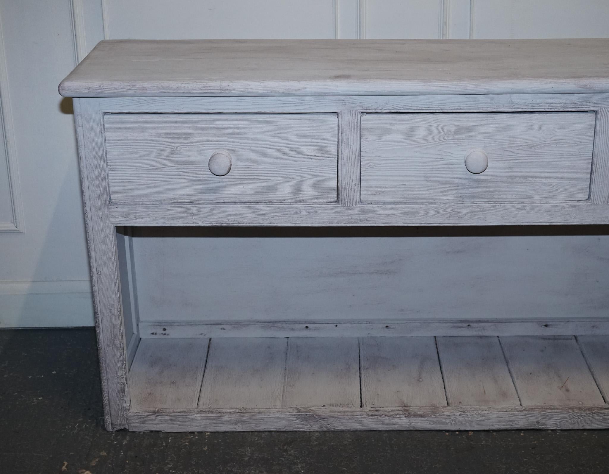 ÉTAT DE FARMHOUSE ENGLISH PINE PAINTE À LA MAIN ANTIQUE AVEC Trois BIENURES DRAWERS Bon état - En vente à Pulborough, GB
