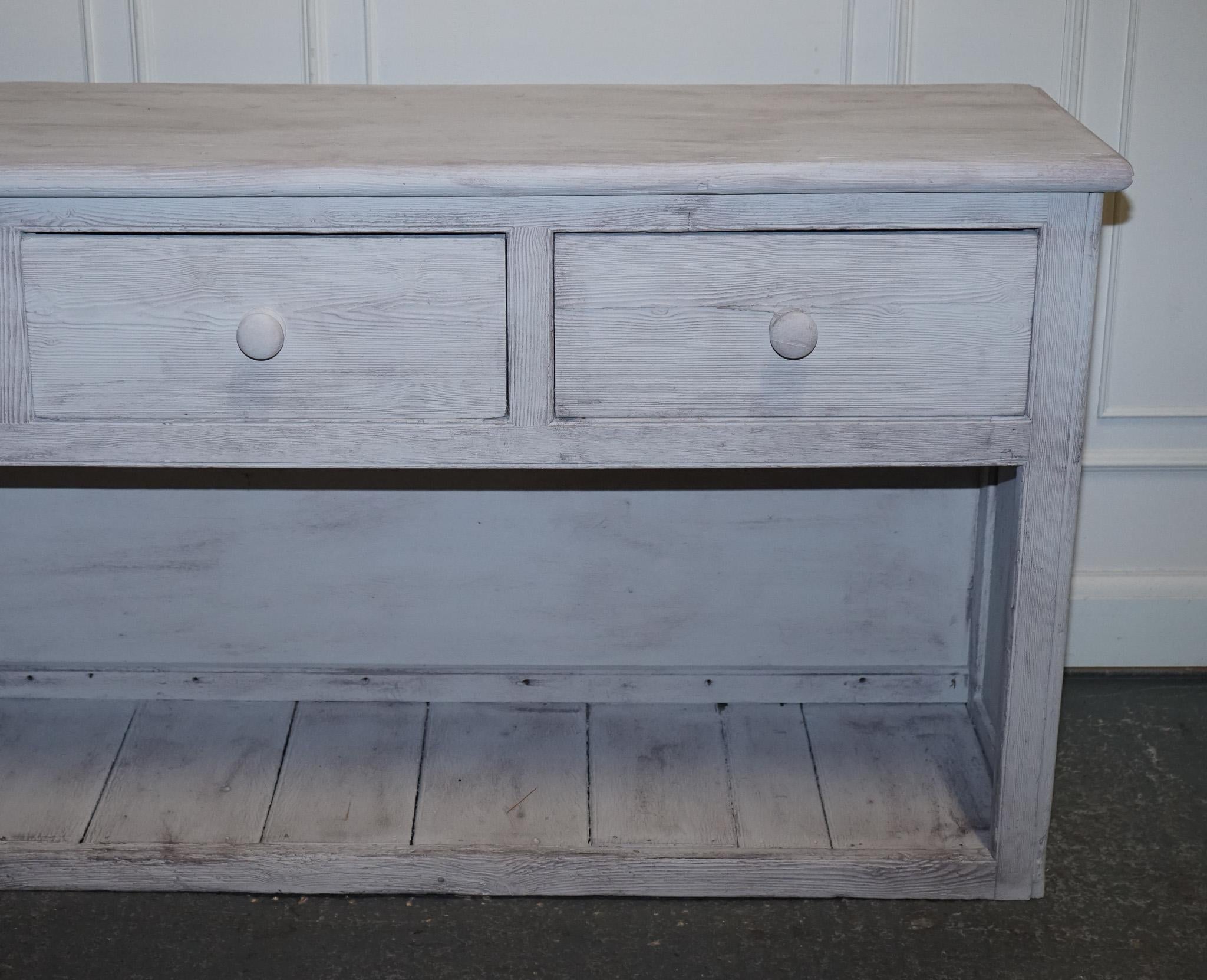 20ième siècle ÉTAT DE FARMHOUSE ENGLISH PINE PAINTE À LA MAIN ANTIQUE AVEC Trois BIENURES DRAWERS en vente