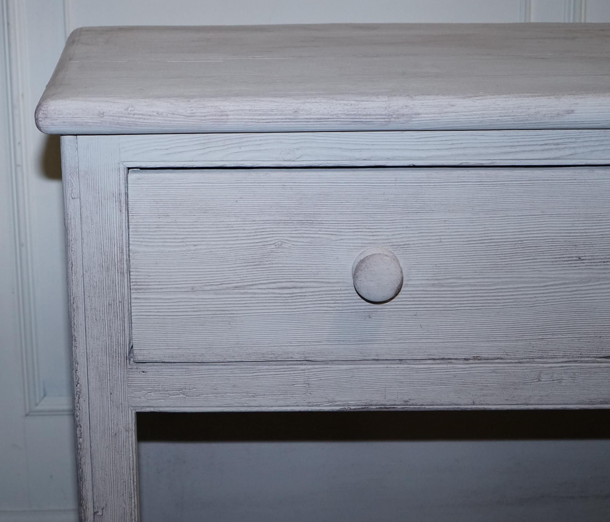 Pin ÉTAT DE FARMHOUSE ENGLISH PINE PAINTE À LA MAIN ANTIQUE AVEC Trois BIENURES DRAWERS en vente