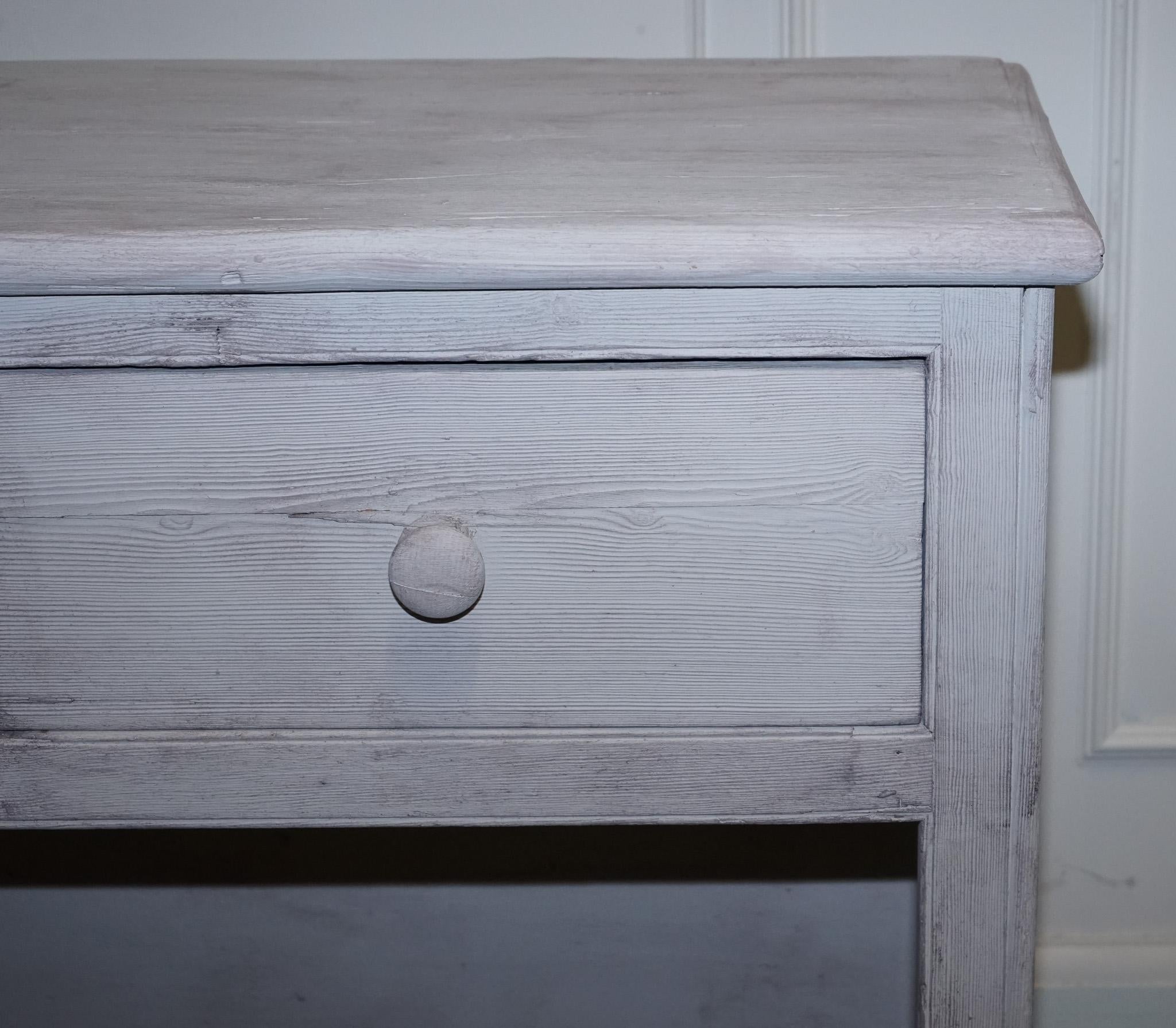 ÉTAT DE FARMHOUSE ENGLISH PINE PAINTE À LA MAIN ANTIQUE AVEC Trois BIENURES DRAWERS en vente 1