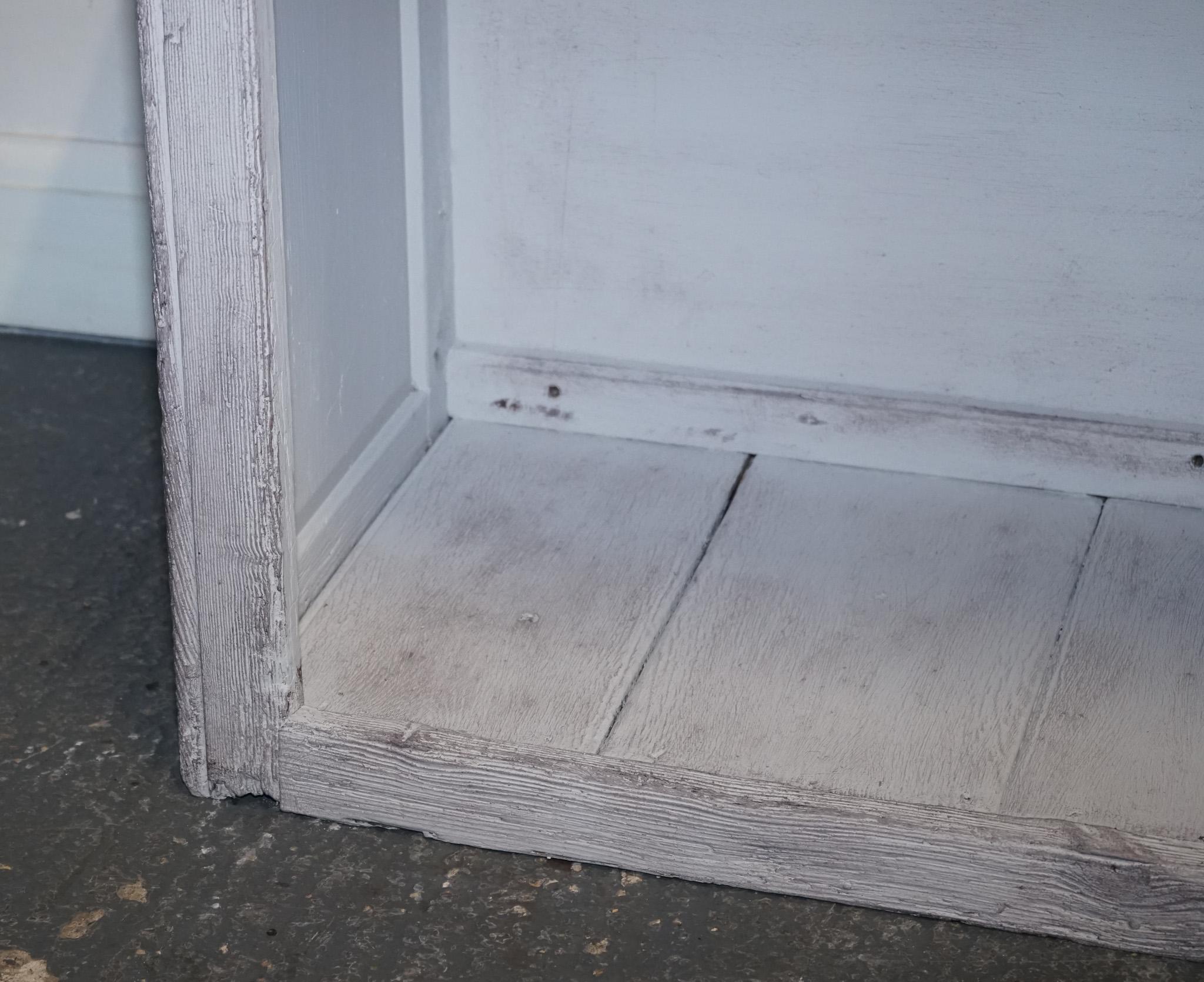 ÉTAT DE FARMHOUSE ENGLISH PINE PAINTE À LA MAIN ANTIQUE AVEC Trois BIENURES DRAWERS en vente 2