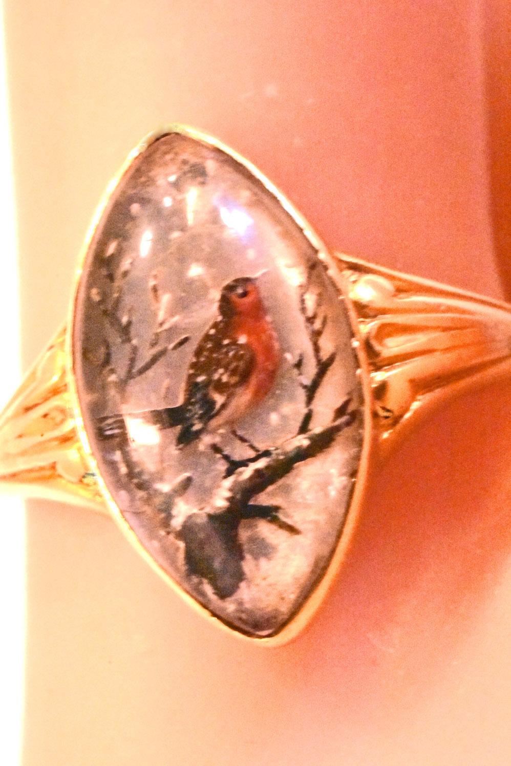 Antiker handbemalter Essex-Kristallring:: der einen Rotkehlchen darstellt:: 1860 (Marquiseschliff)