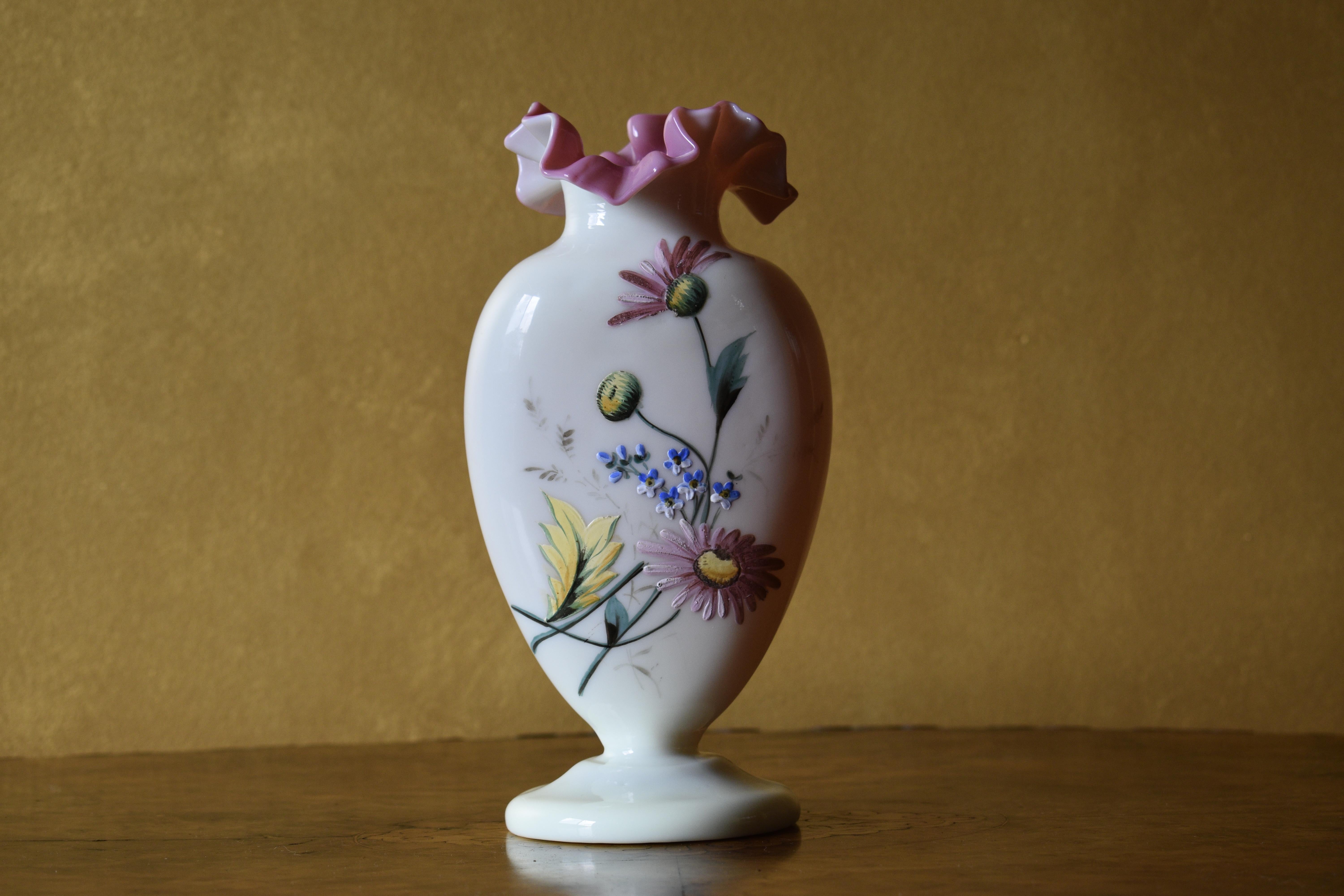 Vase en verre avec des décorations florales peintes à la main et un bord frangé rose

Circa:1880

Matériau : Verre

Dimensions : 12 cm de haut, base 9,5 cm

Envoi par Australia Post avec suivi. 
