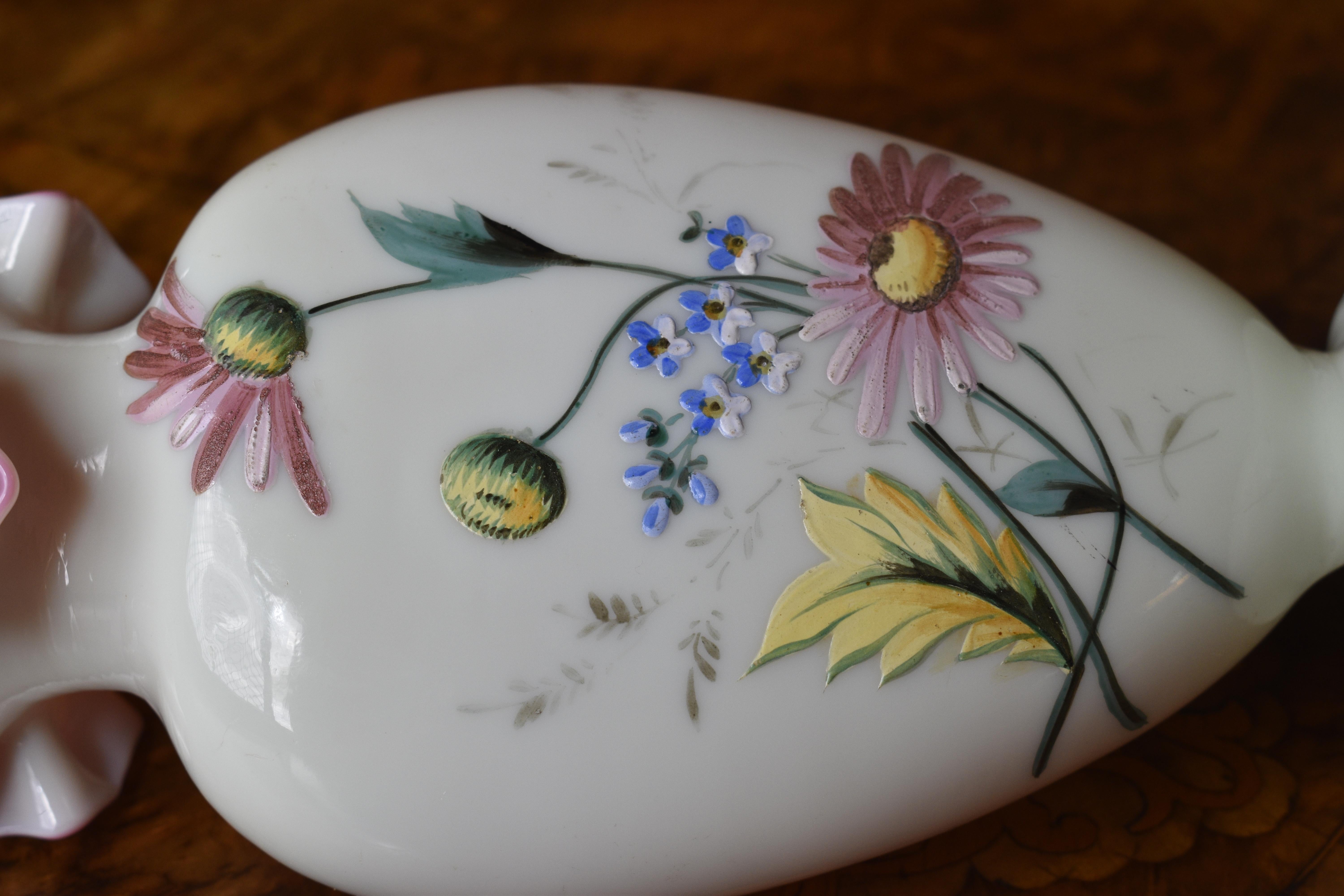 Antike handbemalte Blumenvase mit rosa Frill-Rand, antik im Angebot 1