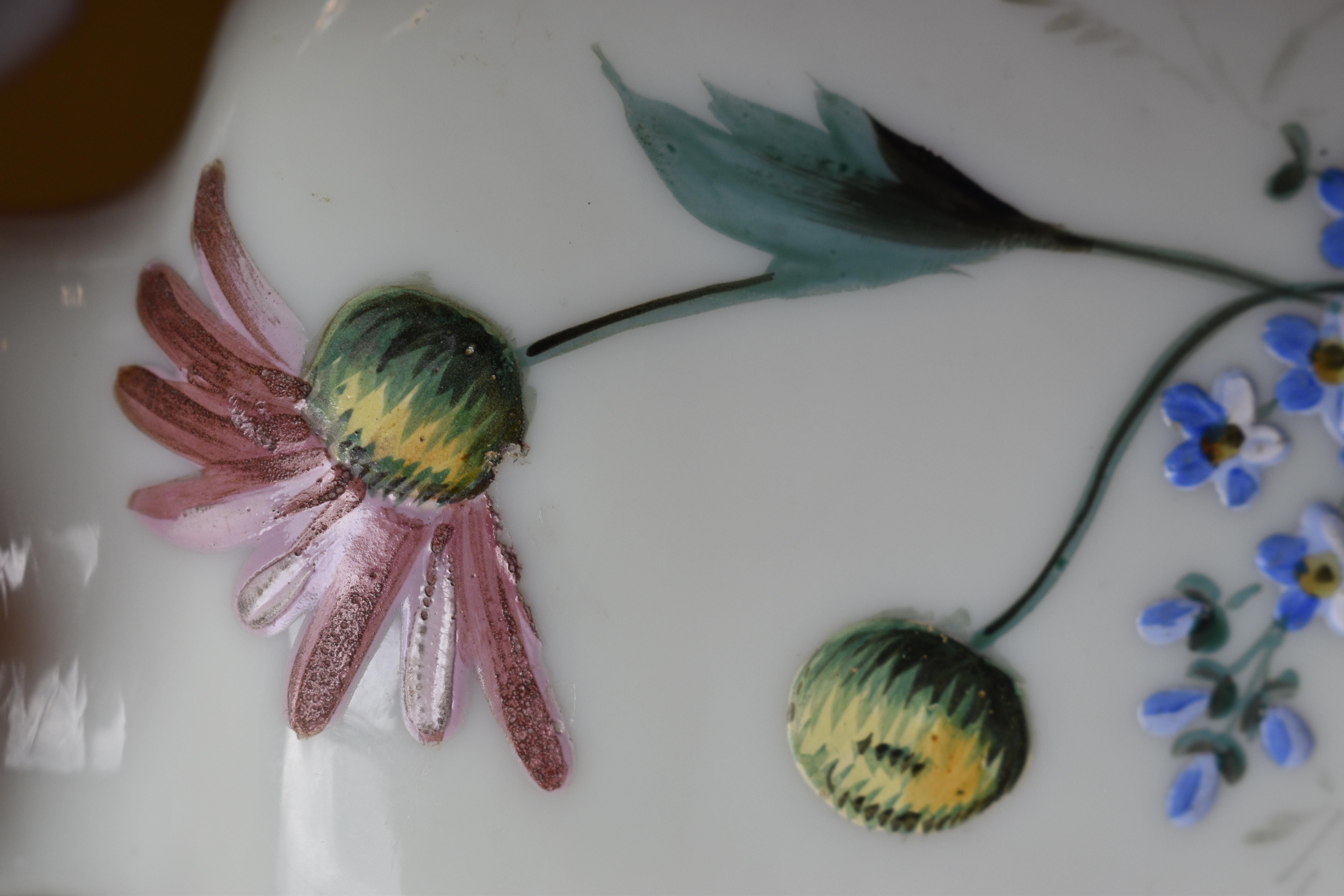 Vase floral ancien peint à la main avec bordure en plumes roses en vente 3