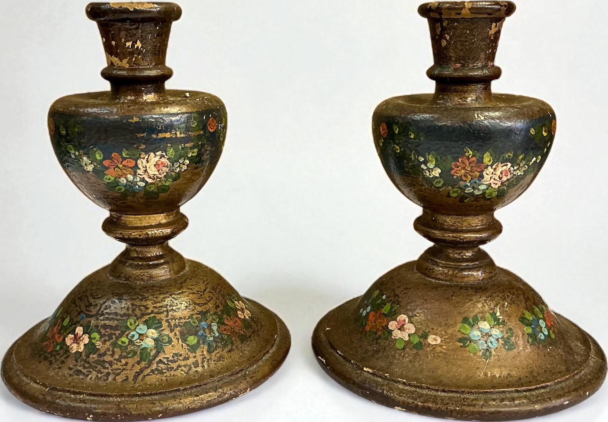 Antique Hand Painted Französisch geschnitzt Giltwood & Floral Kerzenständer - Paar (Französische Provence) im Angebot