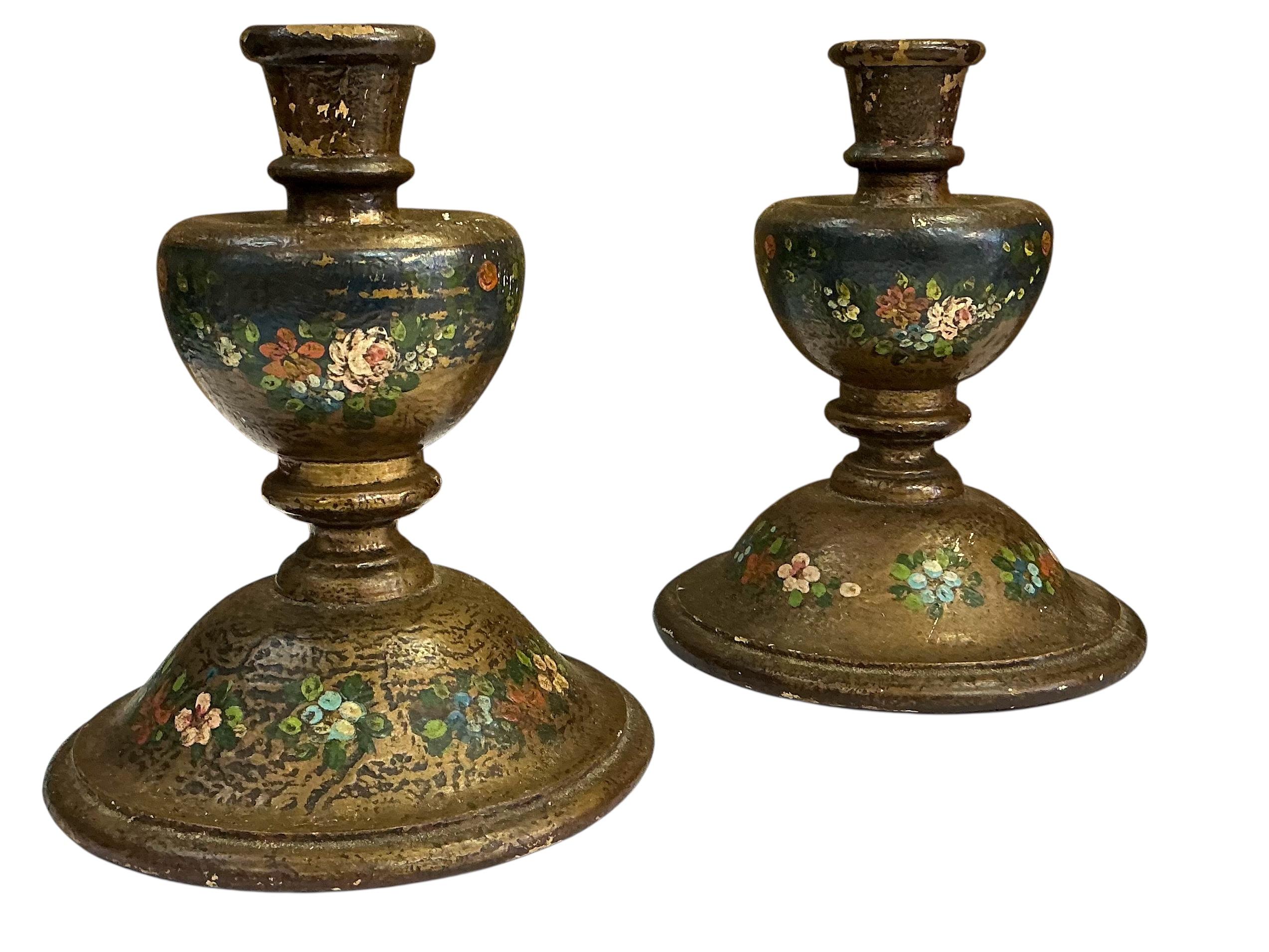 Antique Hand Painted Französisch geschnitzt Giltwood & Floral Kerzenständer - Paar im Zustand „Gut“ im Angebot in Kennesaw, GA