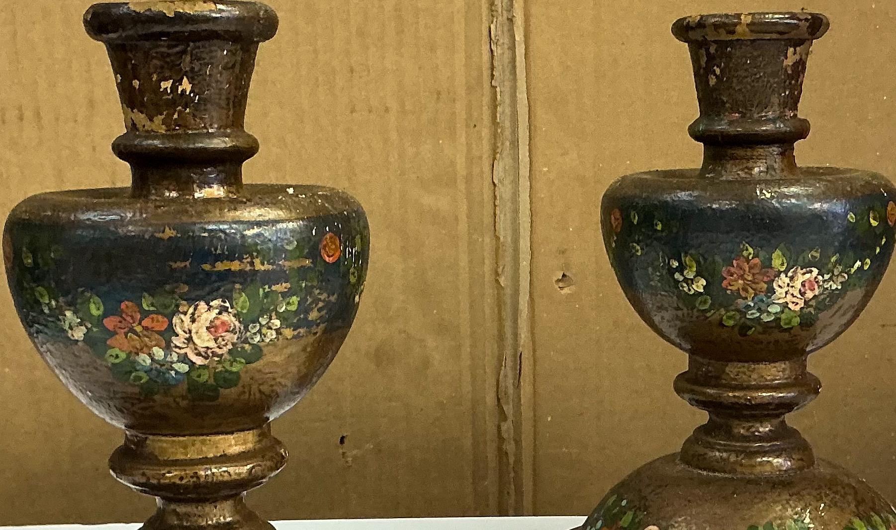 Antique Hand Painted Französisch geschnitzt Giltwood & Floral Kerzenständer - Paar (20. Jahrhundert) im Angebot