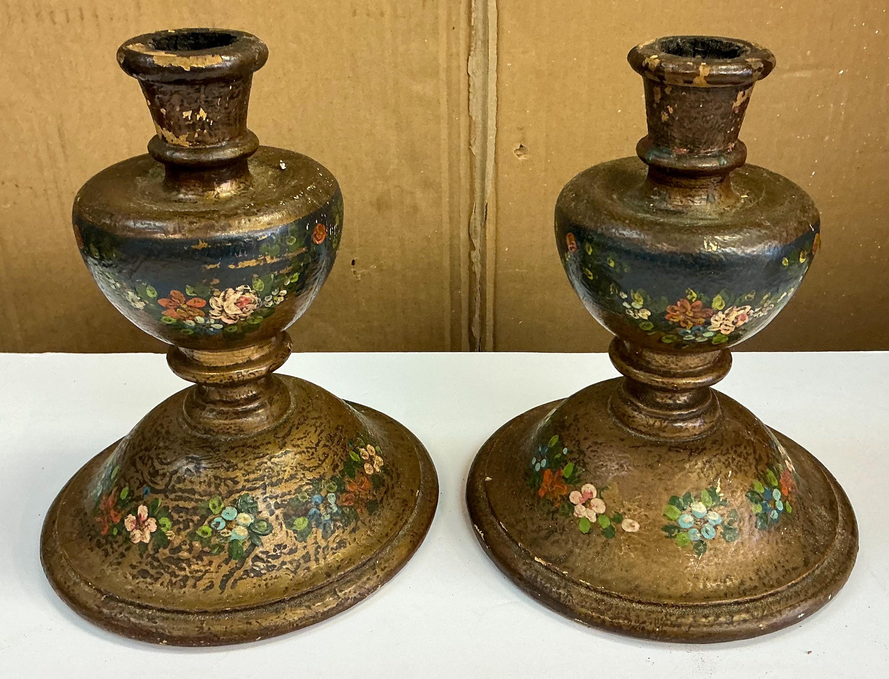 Antique Hand Painted Französisch geschnitzt Giltwood & Floral Kerzenständer - Paar (Holz) im Angebot