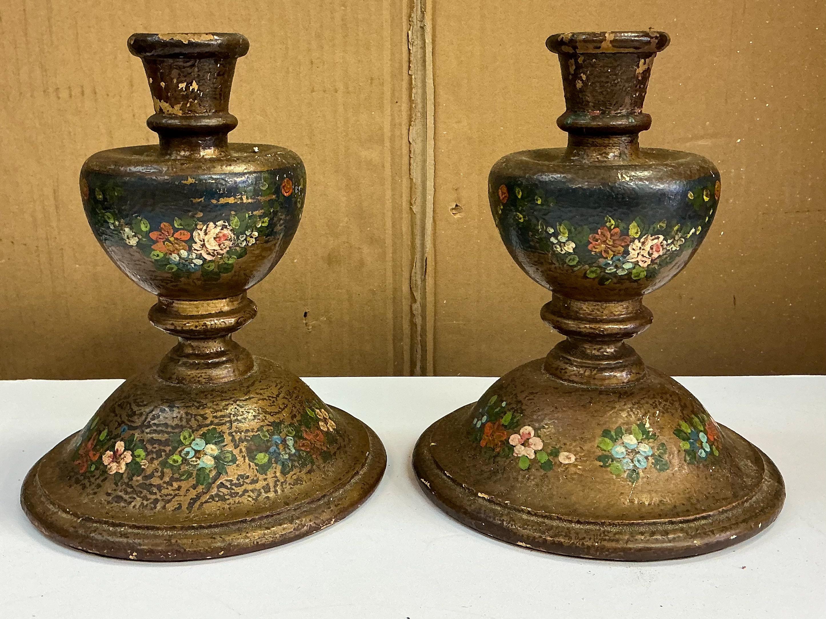 Antique Hand Painted Französisch geschnitzt Giltwood & Floral Kerzenständer - Paar im Angebot 1