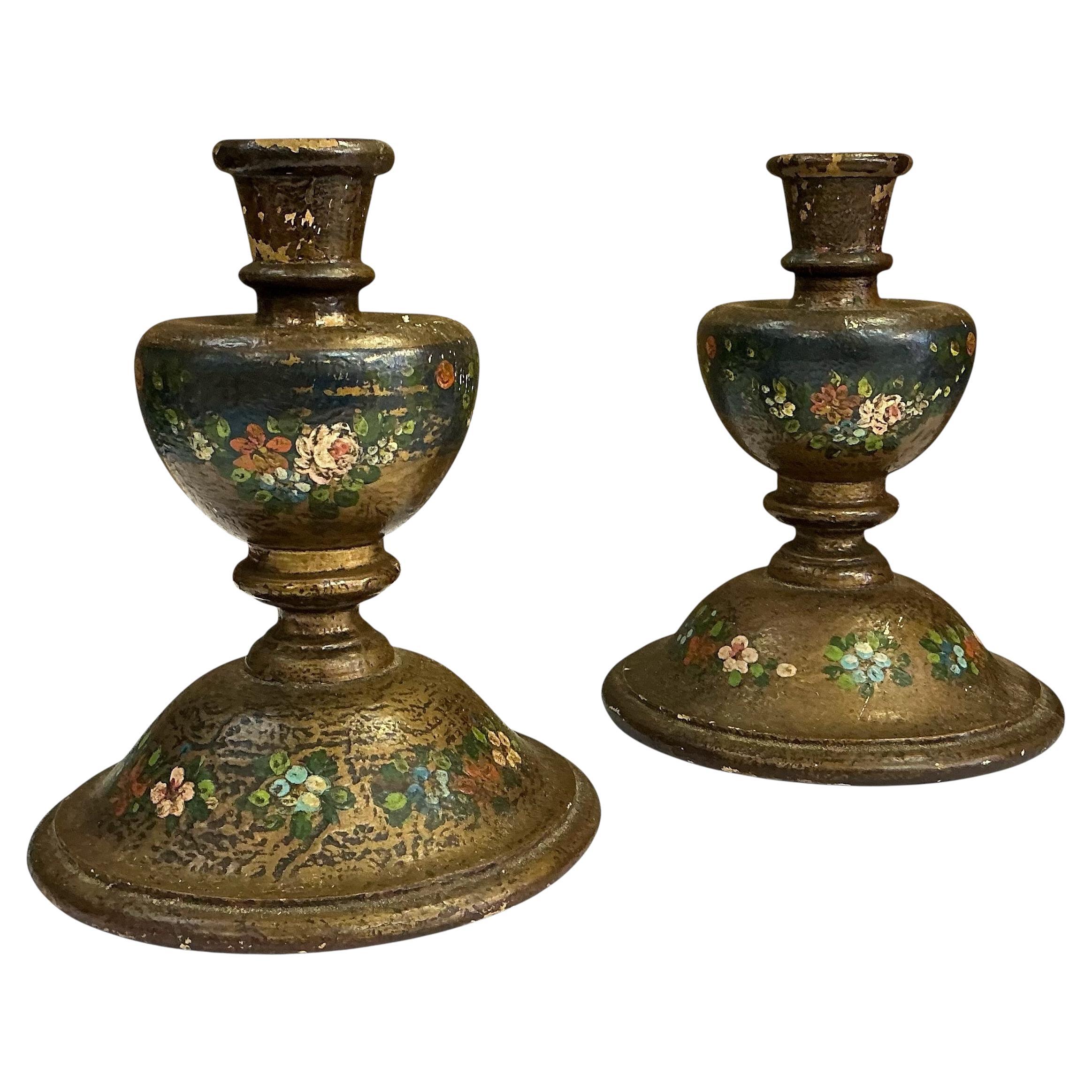 Antique French, dipinti a mano e intagliati in legno d'orato e candelabri floreali - coppia