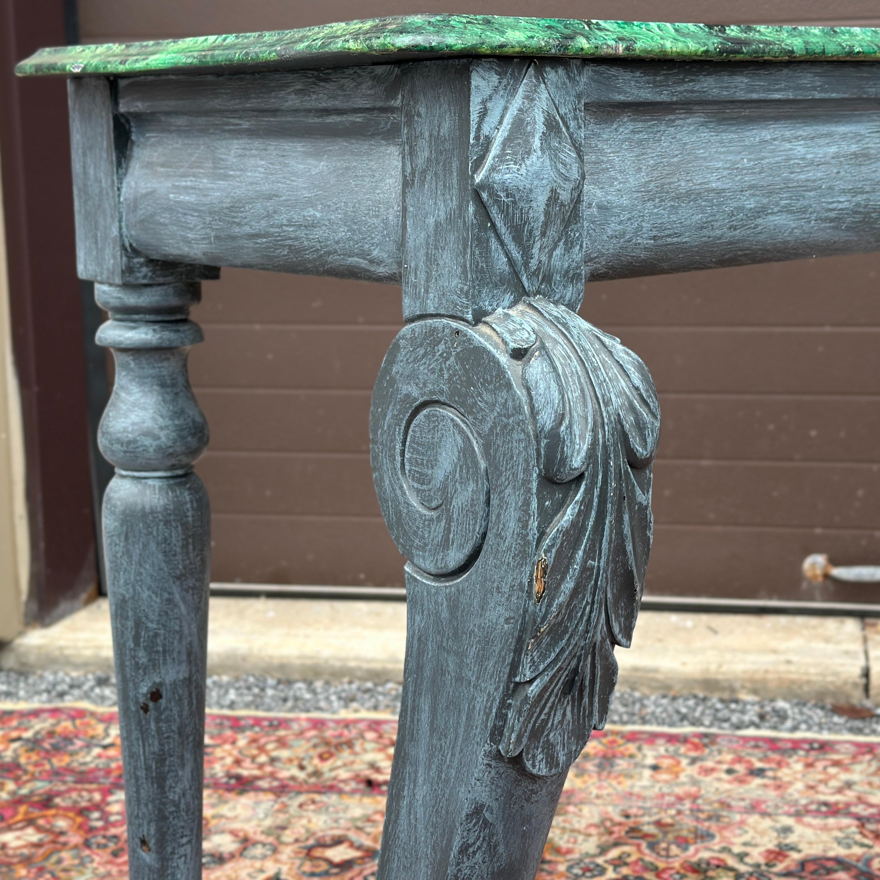 Sculpté à la main Table console française ancienne peinte à la main en vente