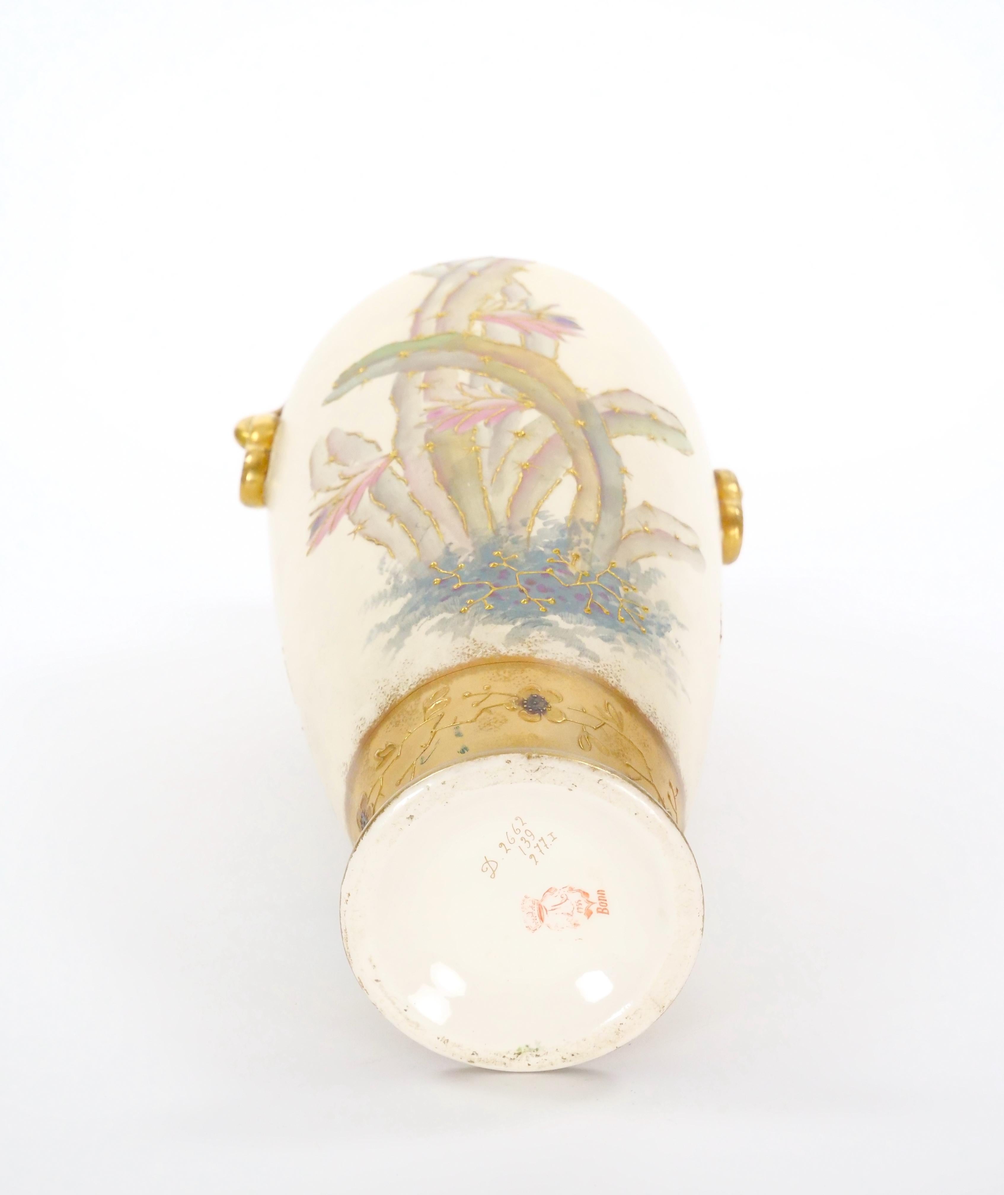 Jarrón decorativo antiguo de porcelana alemana pintado a mano y dorado en venta 3