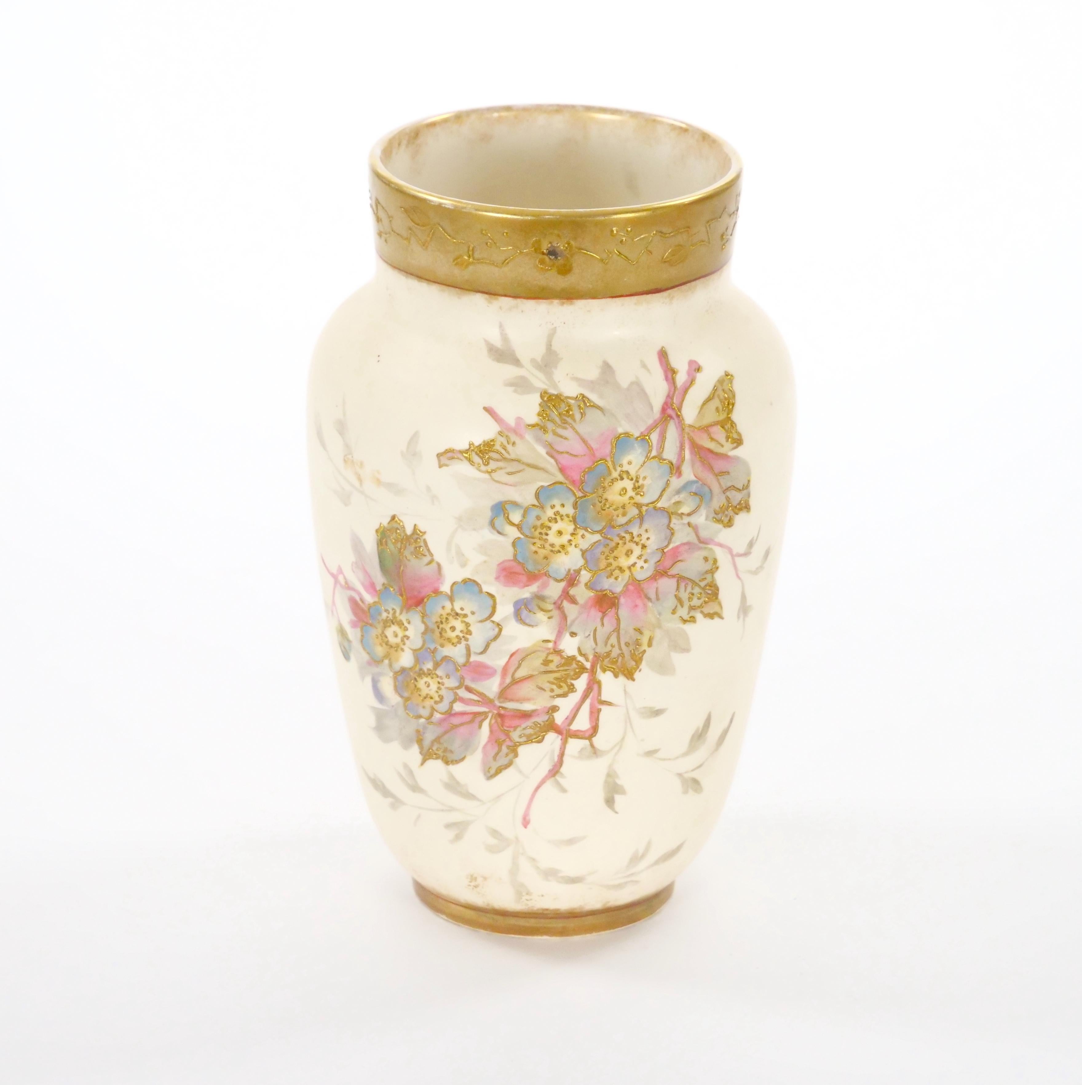 Antico vaso decorativo tedesco in porcellana dipinta a mano e dorata in vendita 3