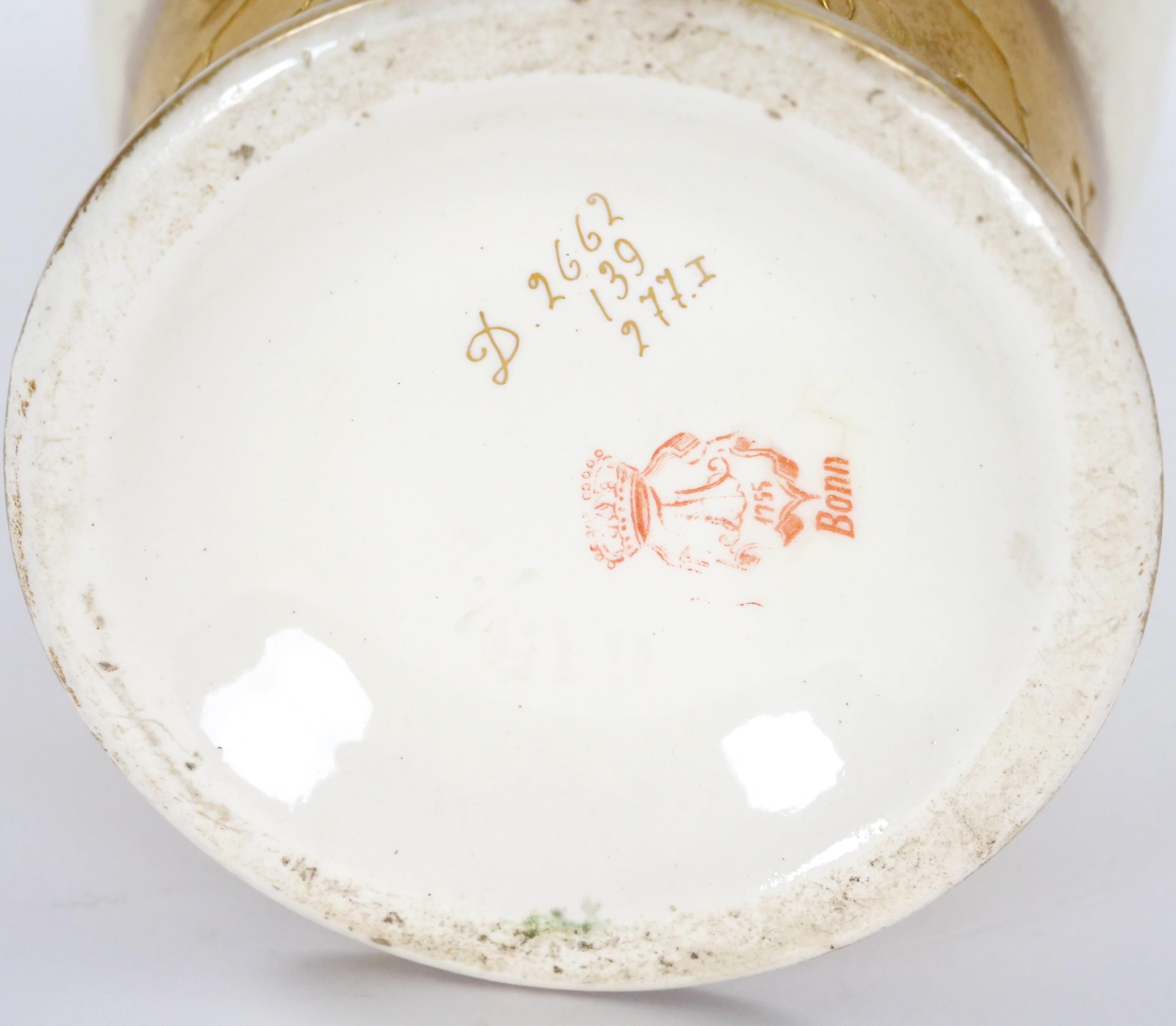 Jarrón decorativo antiguo de porcelana alemana pintado a mano y dorado en venta 4