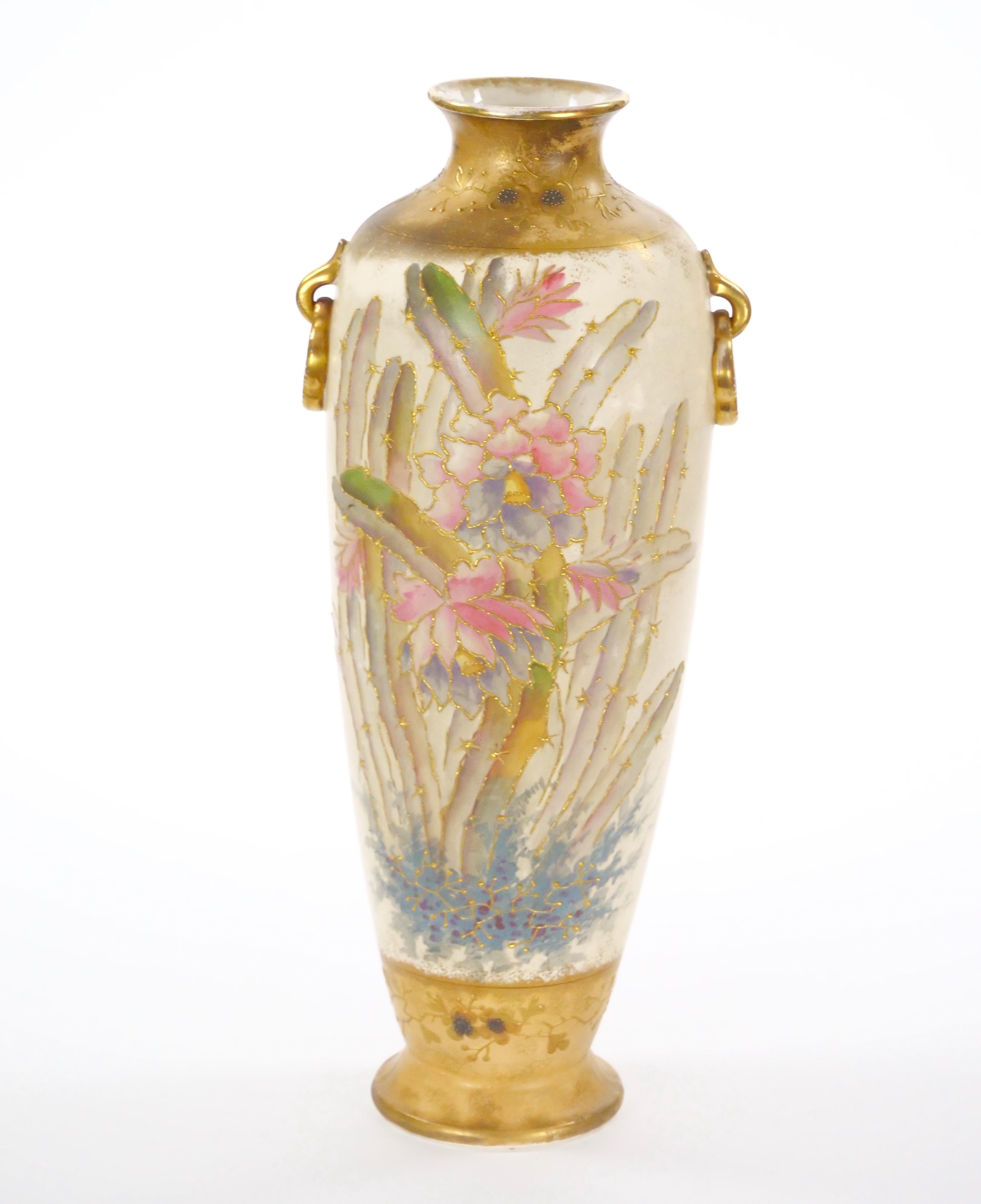 Jarrón decorativo antiguo de porcelana alemana pintado a mano y dorado en venta 5