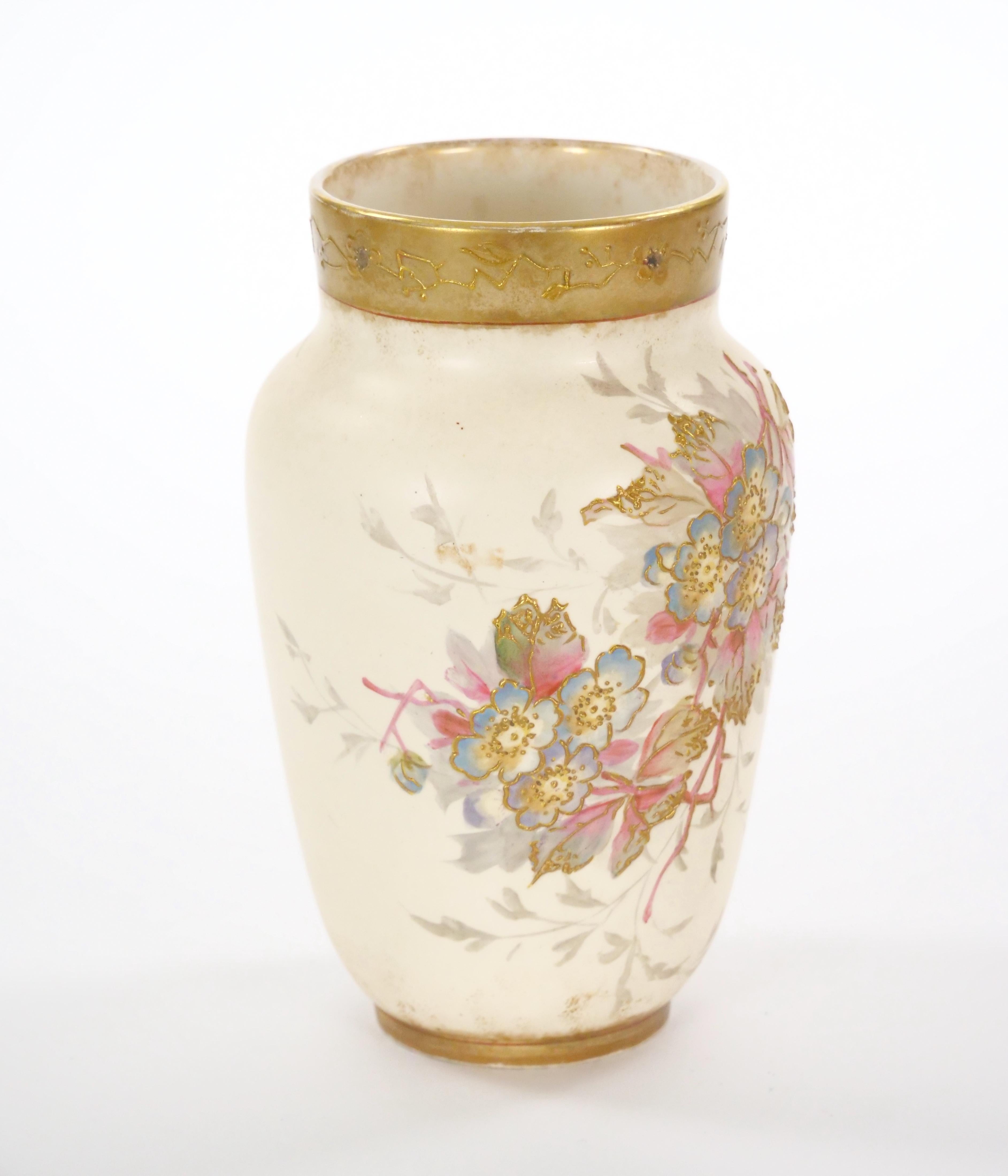 Scopri il fascino di questo antico vaso decorativo in porcellana tedesca, ornato da intricate scene floreali e fogliate dipinte a mano su entrambi i lati. Ogni dettaglio è reso in delicate tonalità di rosa, verde, blu e marrone su un elegante sfondo