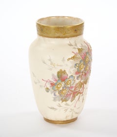 Jarrón decorativo antiguo de porcelana alemana pintado a mano y dorado