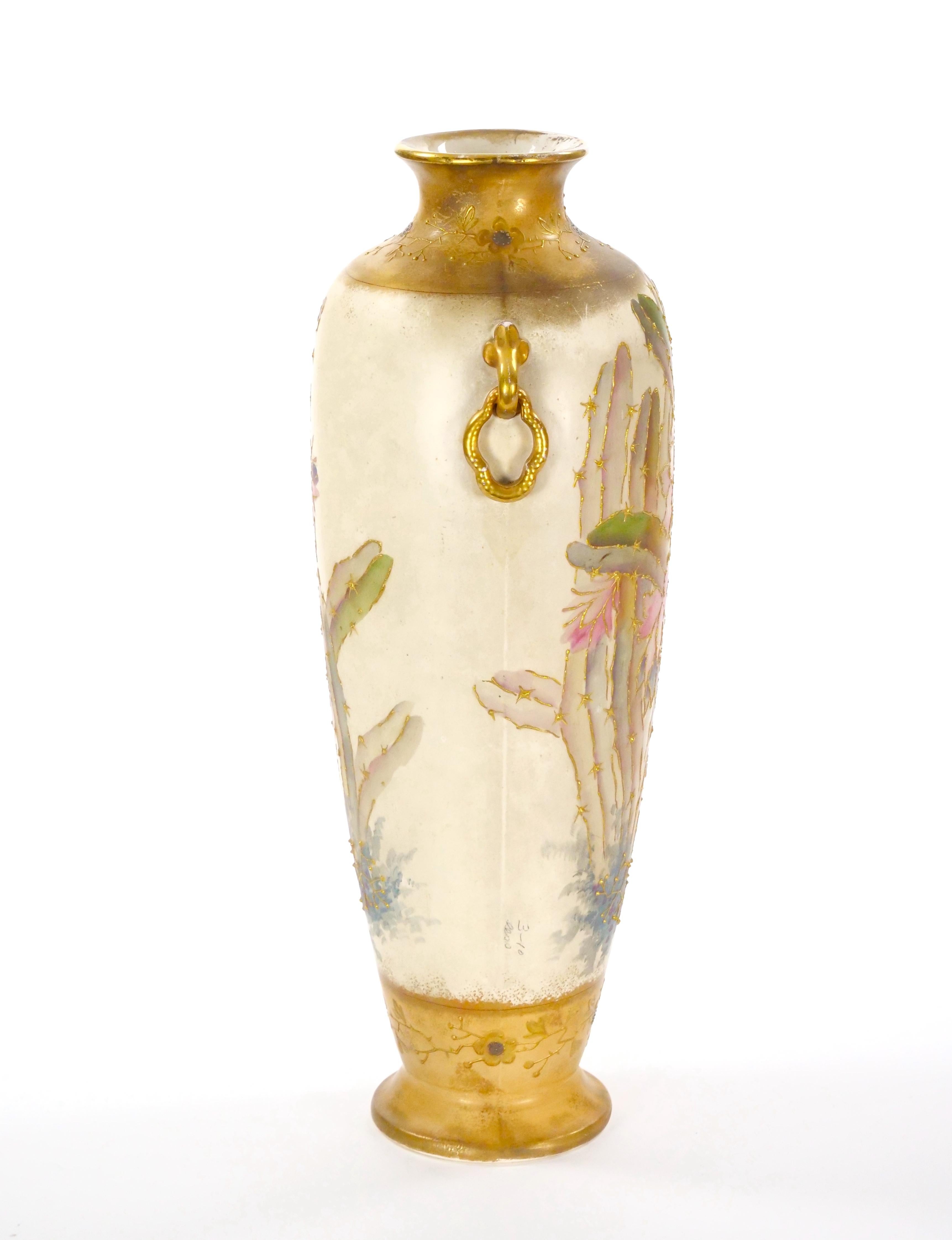 Jarrón decorativo antiguo de porcelana alemana pintado a mano y dorado Alemán en venta