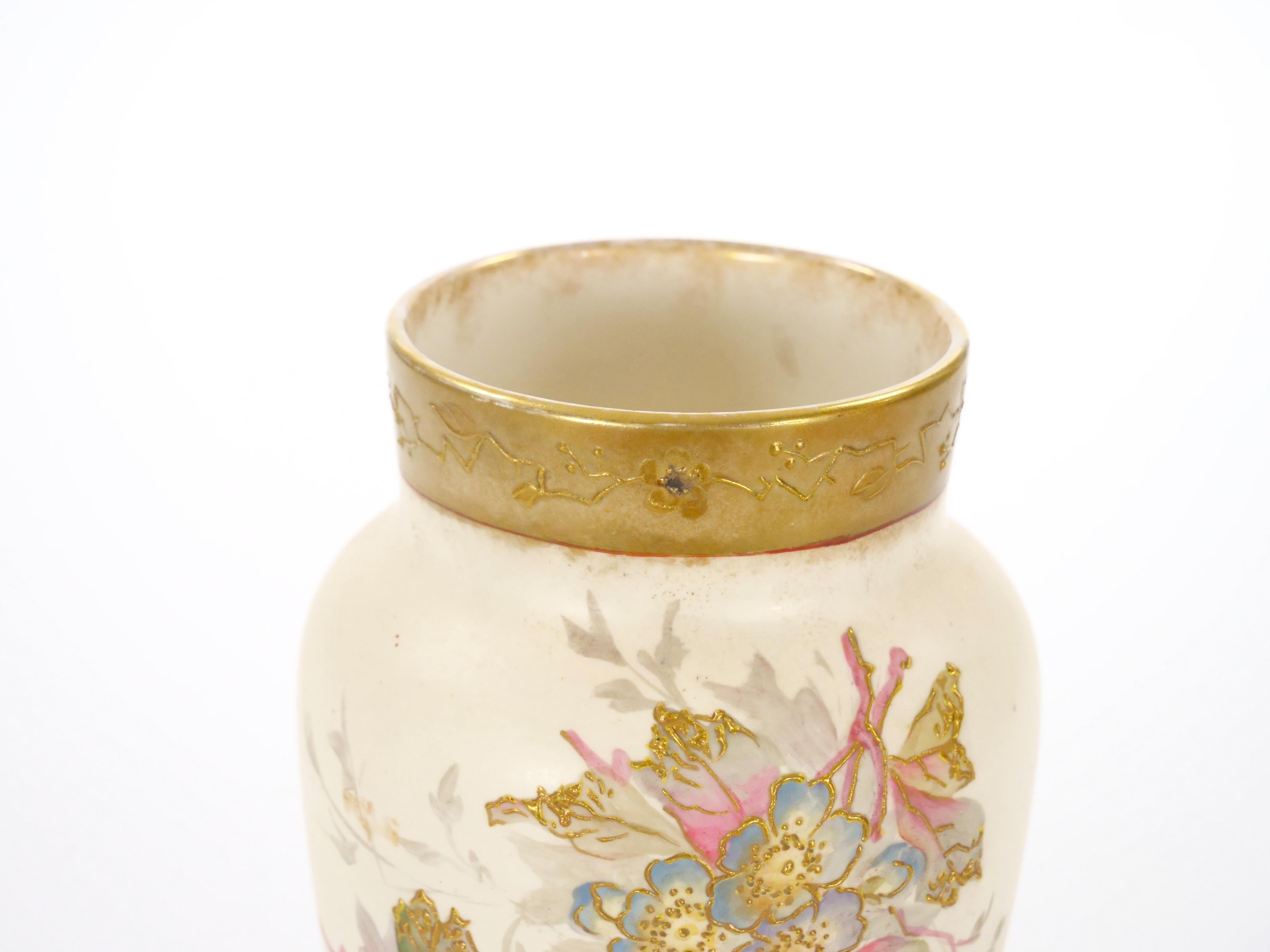 Tedesco Antico vaso decorativo tedesco in porcellana dipinta a mano e dorata in vendita