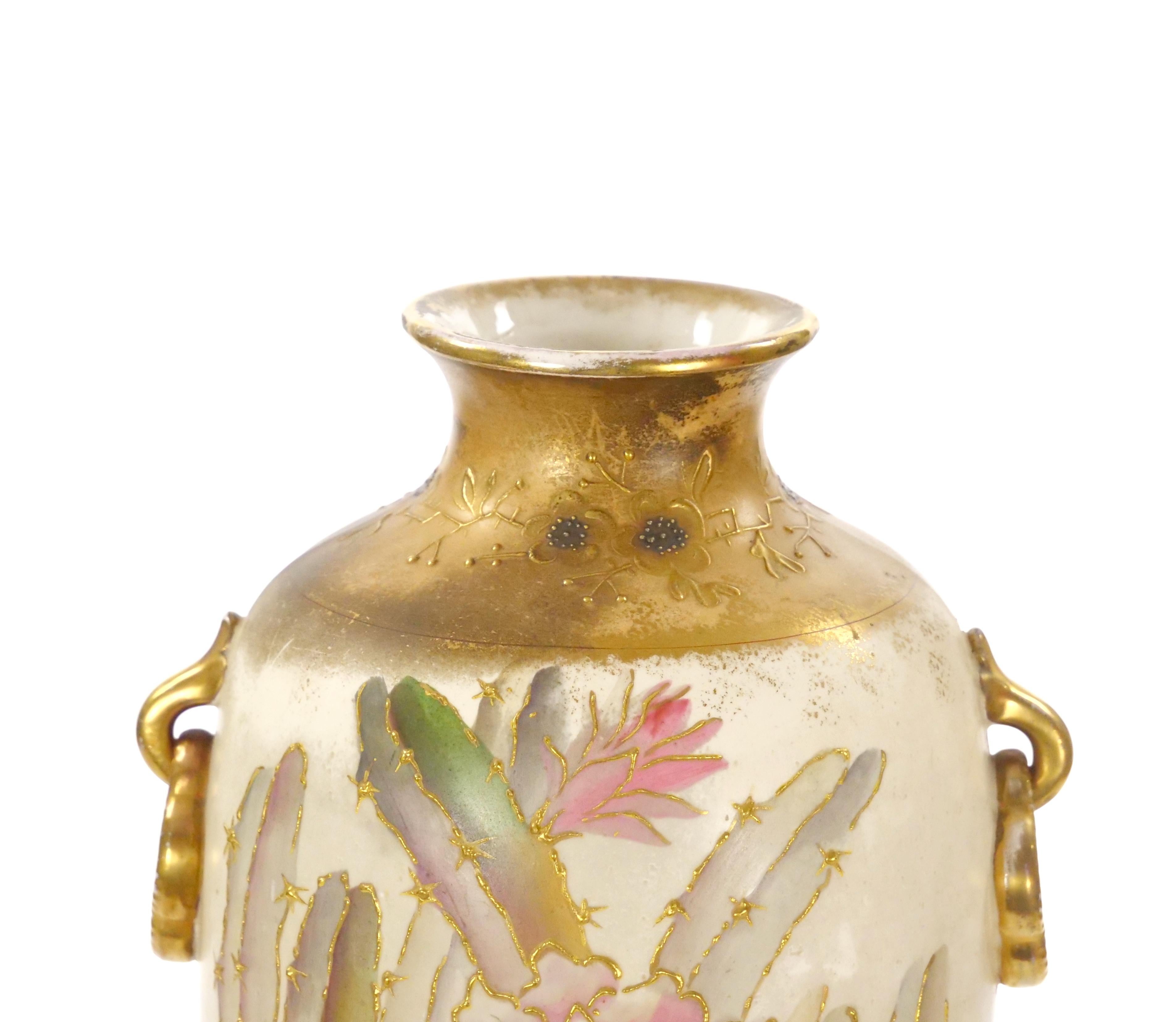 Jarrón decorativo antiguo de porcelana alemana pintado a mano y dorado Dorado en venta