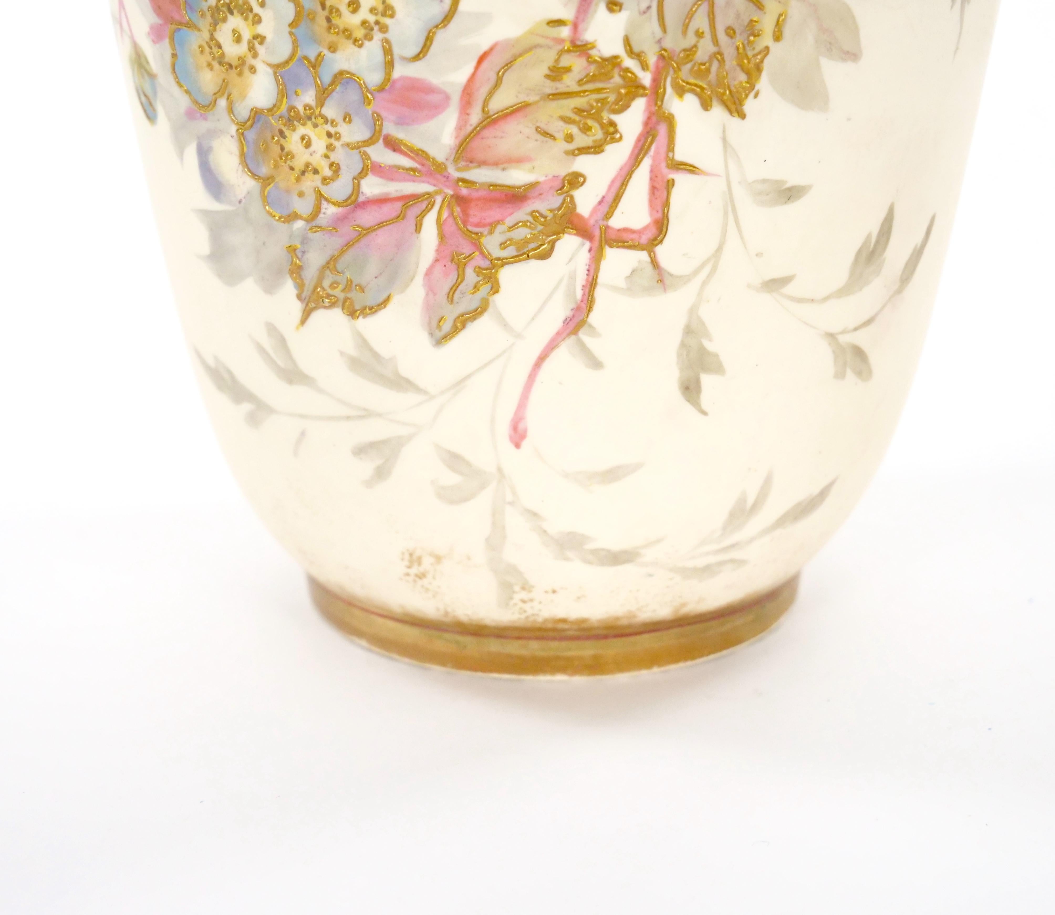 Dorato Antico vaso decorativo tedesco in porcellana dipinta a mano e dorata in vendita