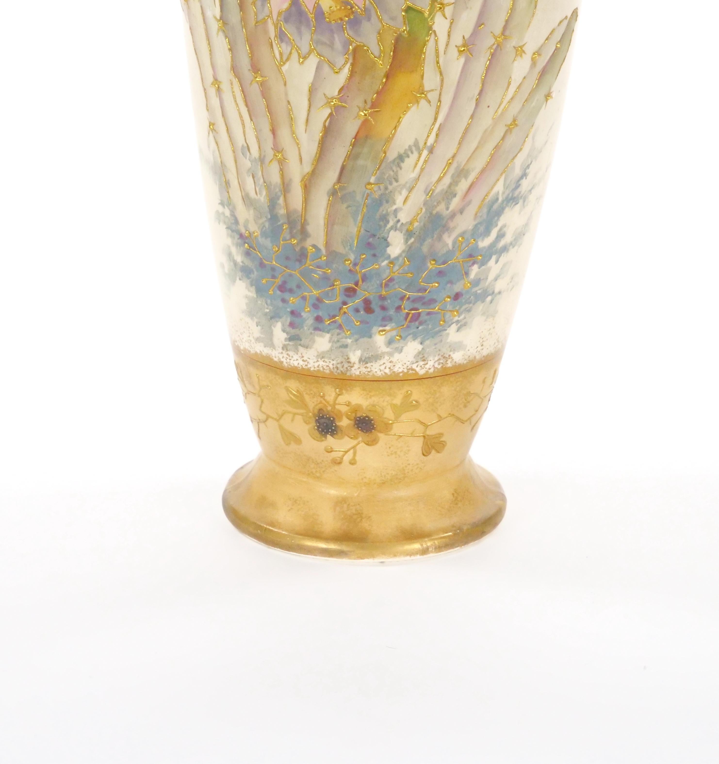 Jarrón decorativo antiguo de porcelana alemana pintado a mano y dorado en Bueno estado para la venta en Tarry Town, NY