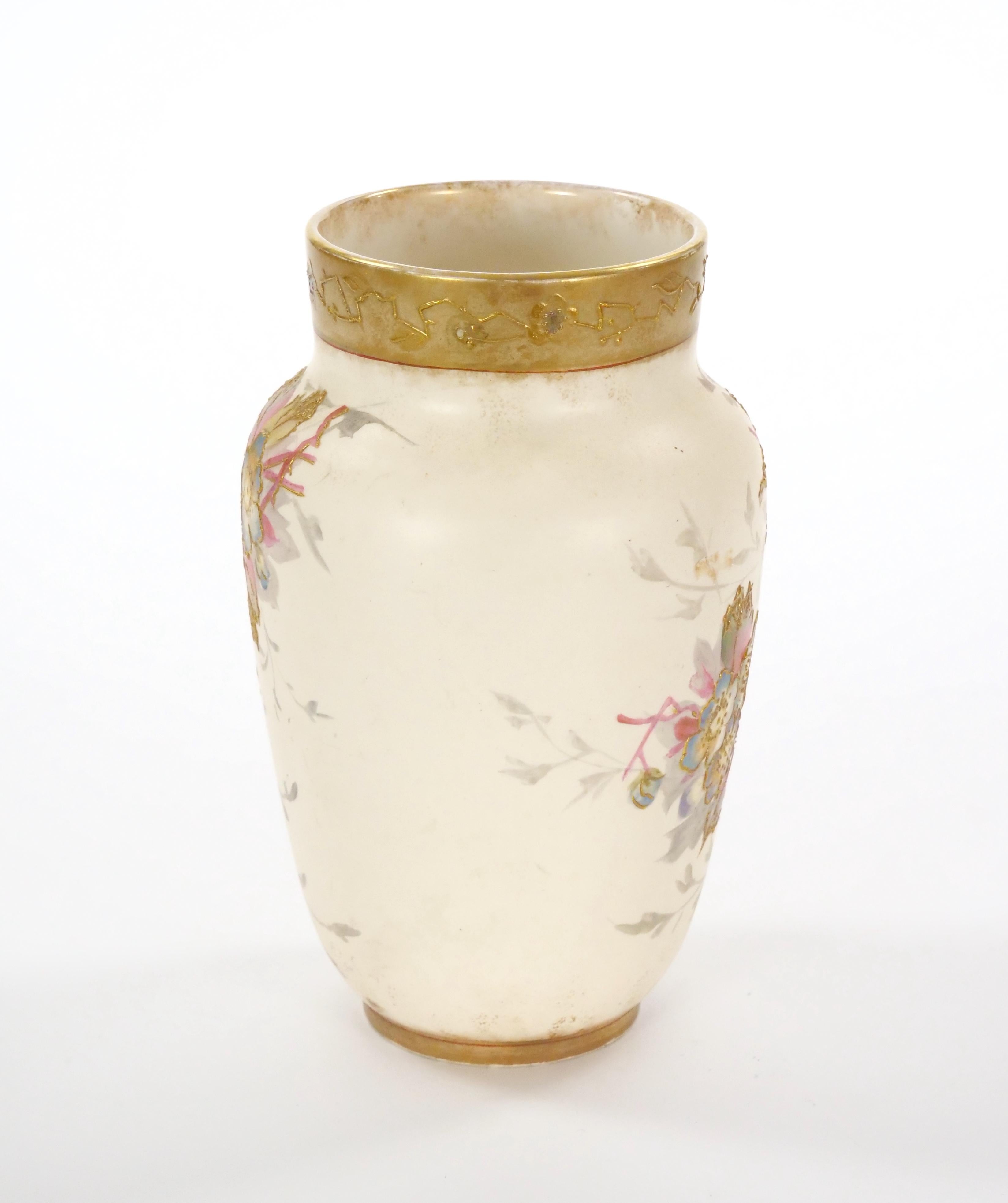 Antico vaso decorativo tedesco in porcellana dipinta a mano e dorata In condizioni buone in vendita a Tarry Town, NY