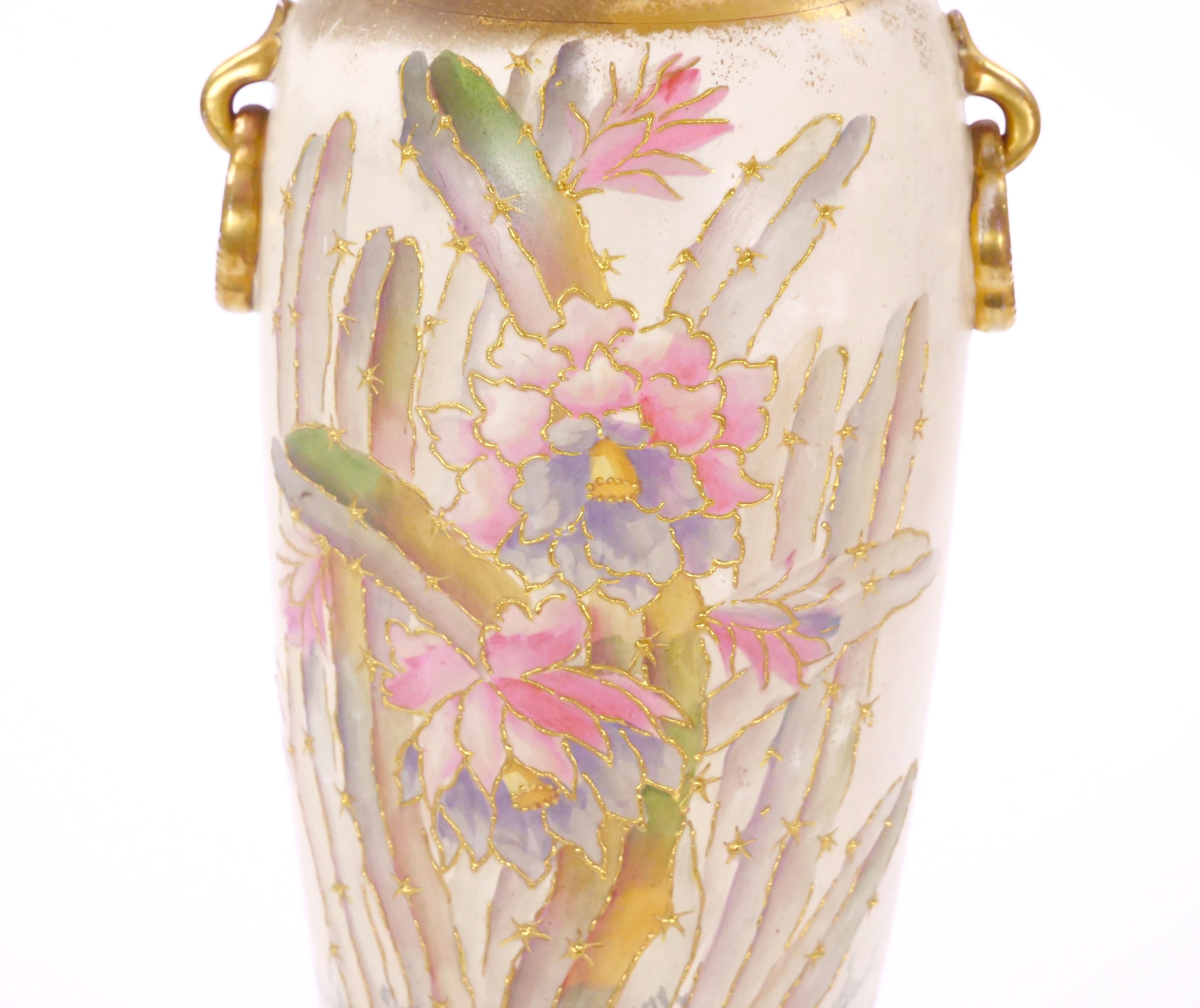 Jarrón decorativo antiguo de porcelana alemana pintado a mano y dorado siglo XIX en venta
